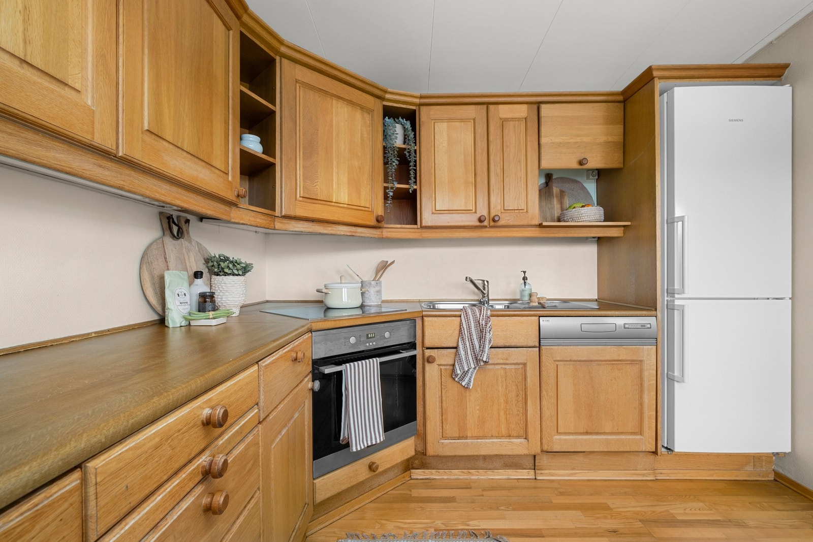 Heltre kjøkken som fremstår i god stand. Galleribilde