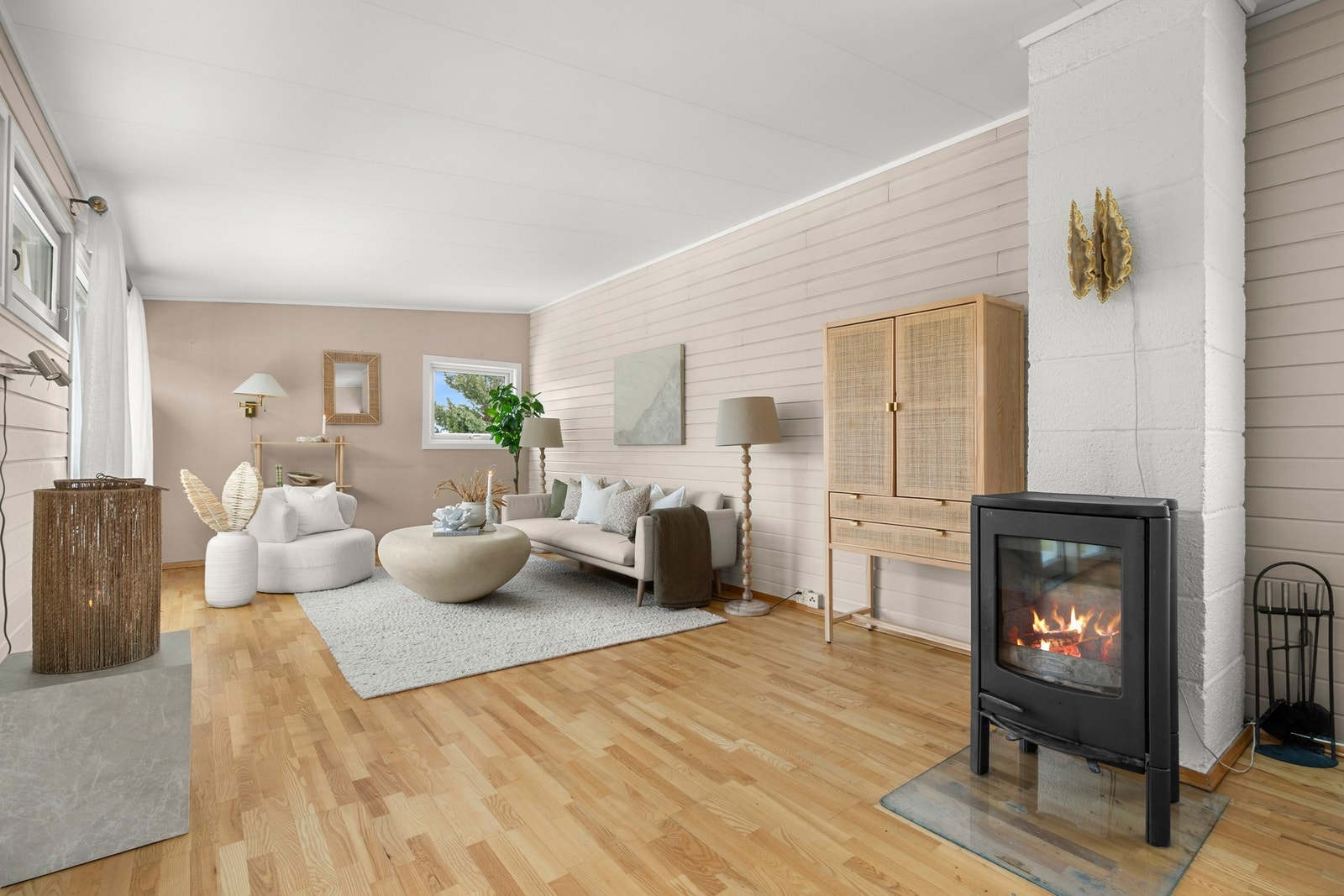 Det er etablert peisovn på stuen noe som gir god varme på kalde vinterdager. Galleribilde