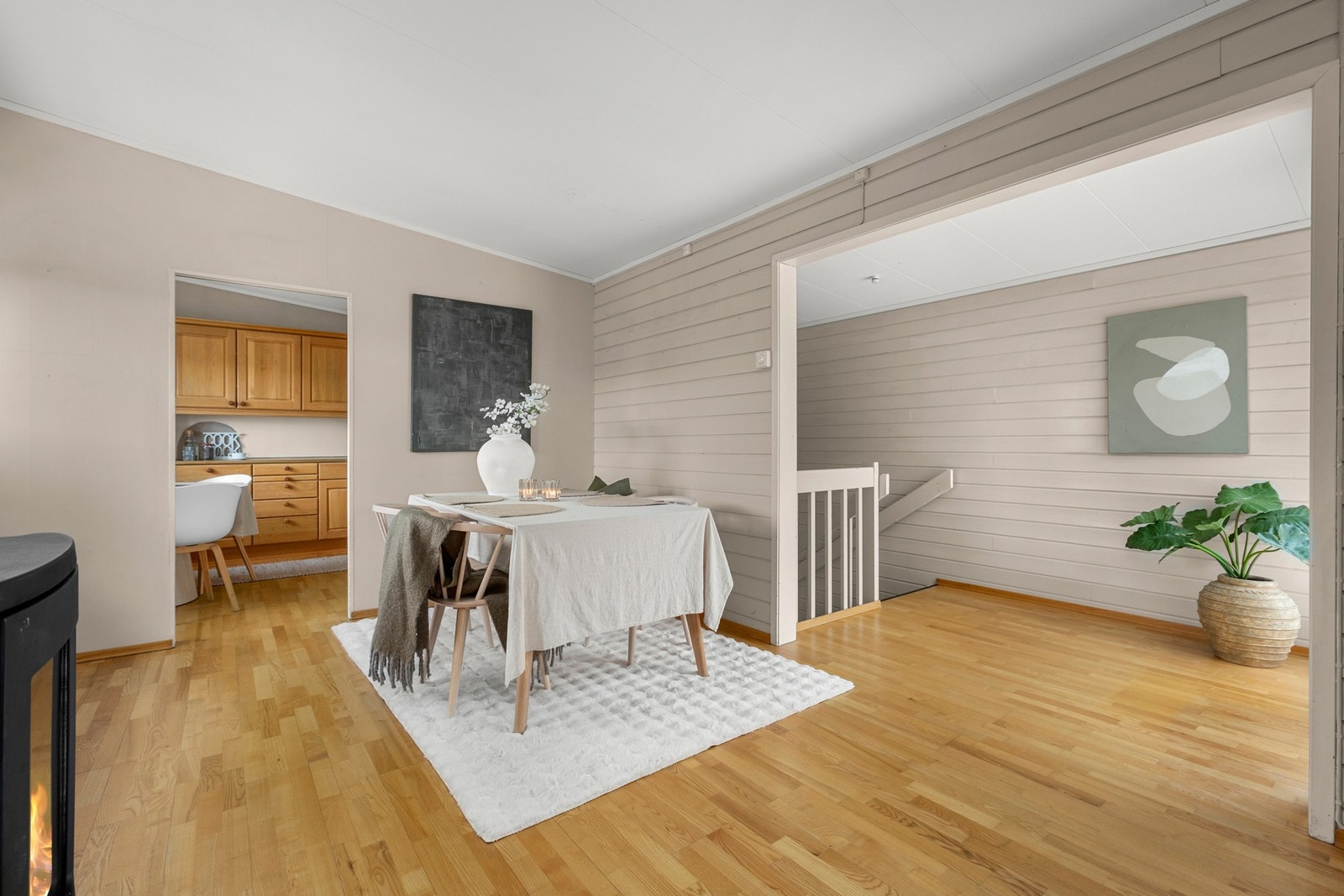 Her er det god plass til en stor spisegruppe. Galleribilde