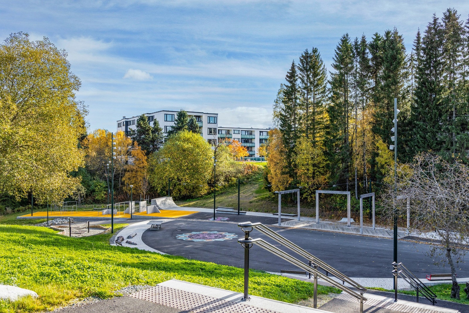 Barnevennlig plasserring med nærhet til skoler, fotballbane, lekeplasser, m.m. Galleribilde