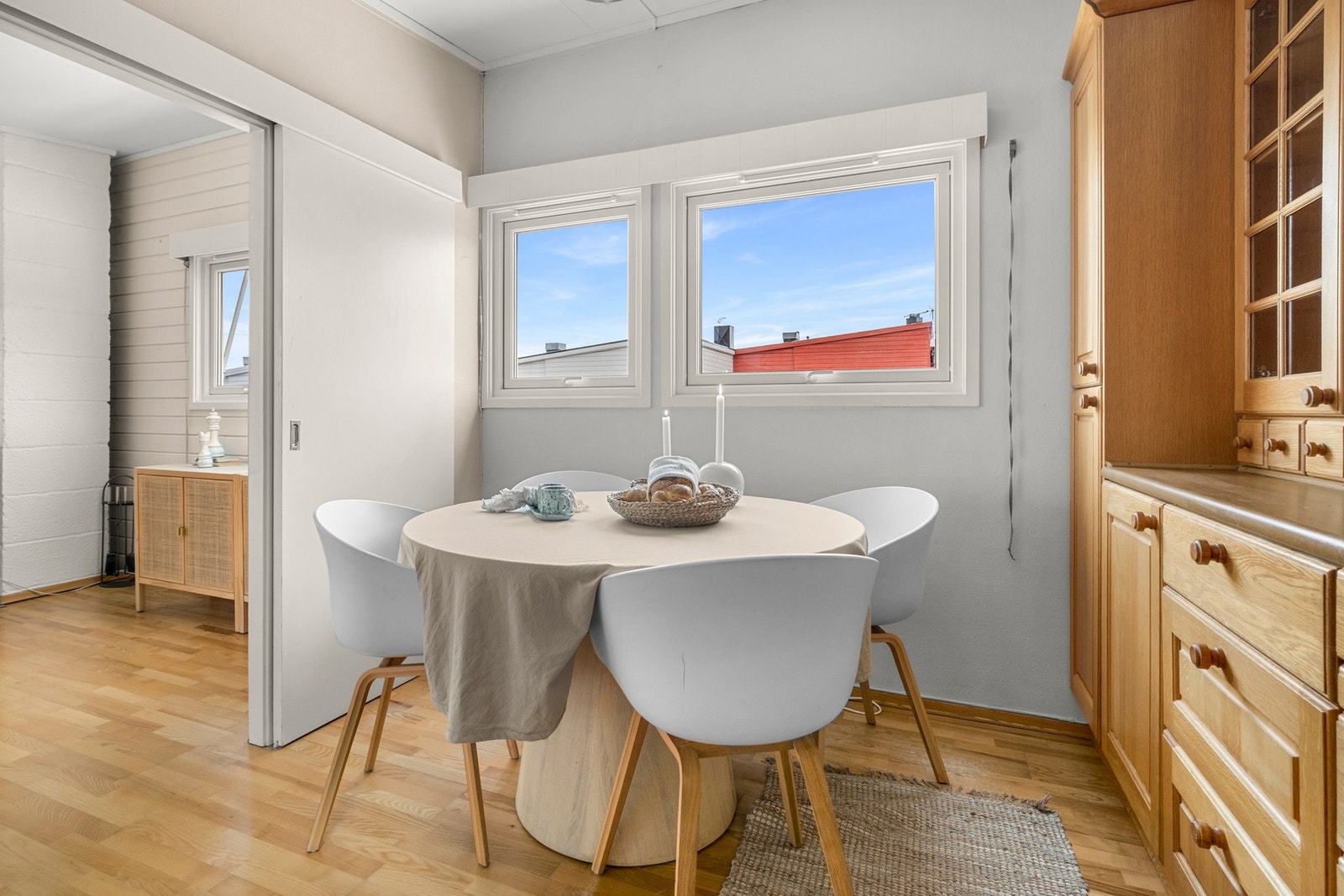 På kjøkkenet har man også plass til et frokostbord. Galleribilde