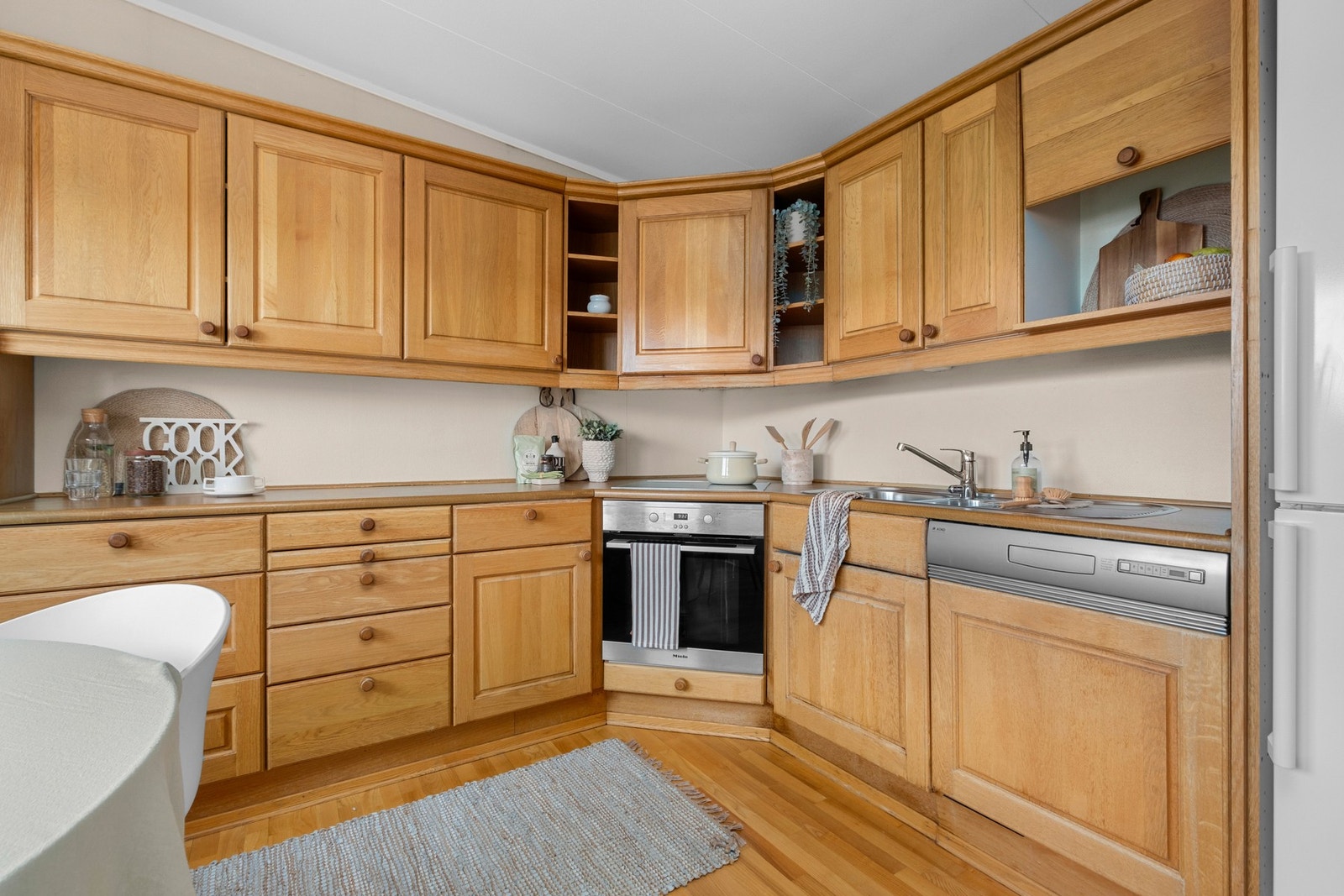 Pent og romslig kjøkken. Galleribilde