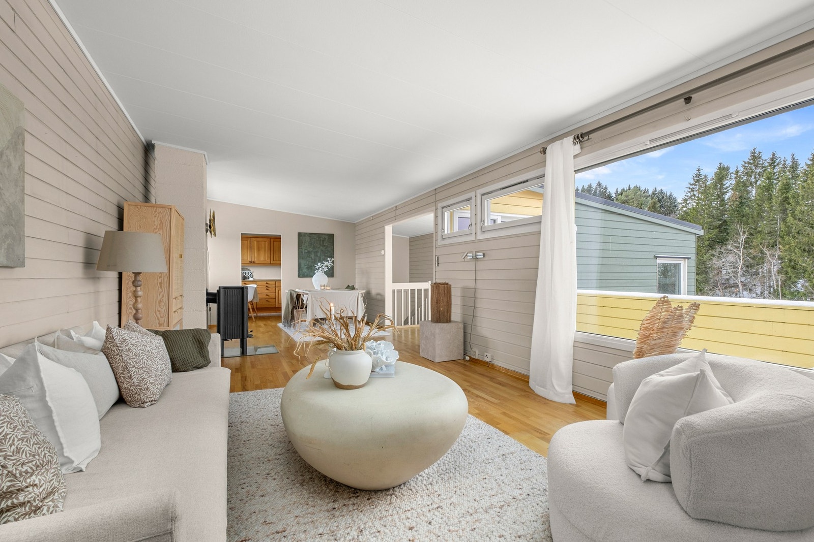 Fra stuen har man direkte utgang til vestvendt veranda. Galleribilde