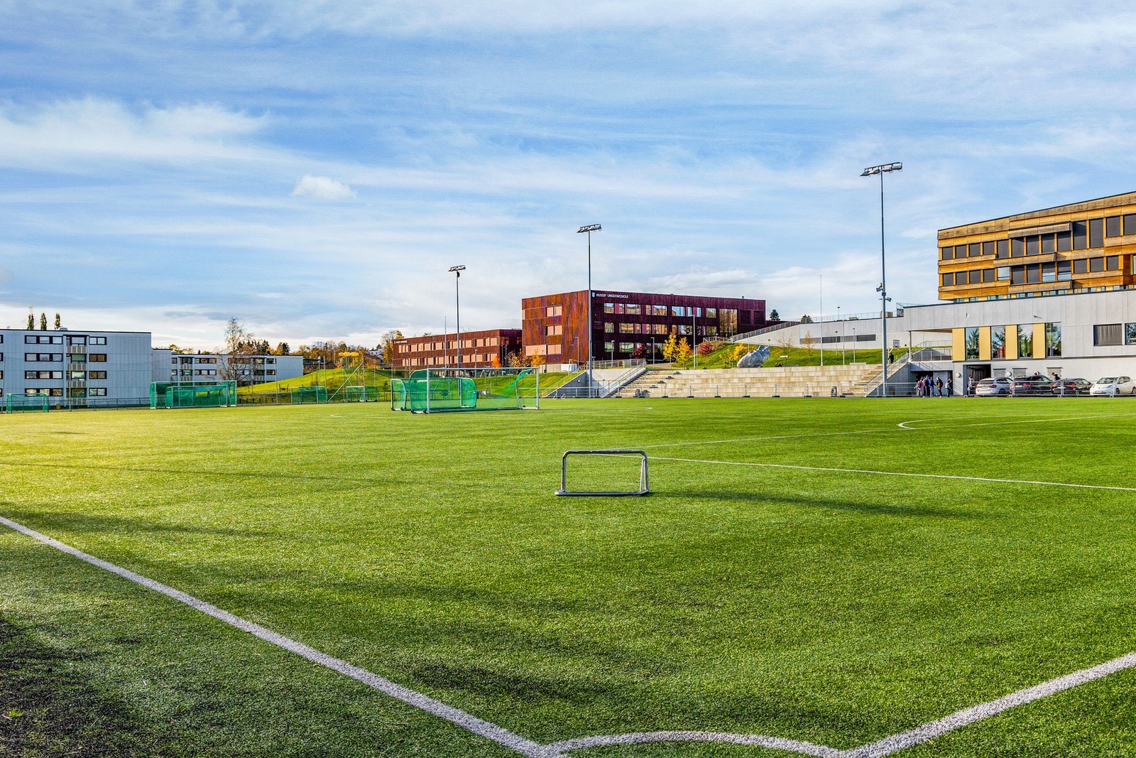 Huseby byr på et stort kulturtilbud med blant annet skoler, fotballbaner, svømmebasseng, m.m Galleribilde