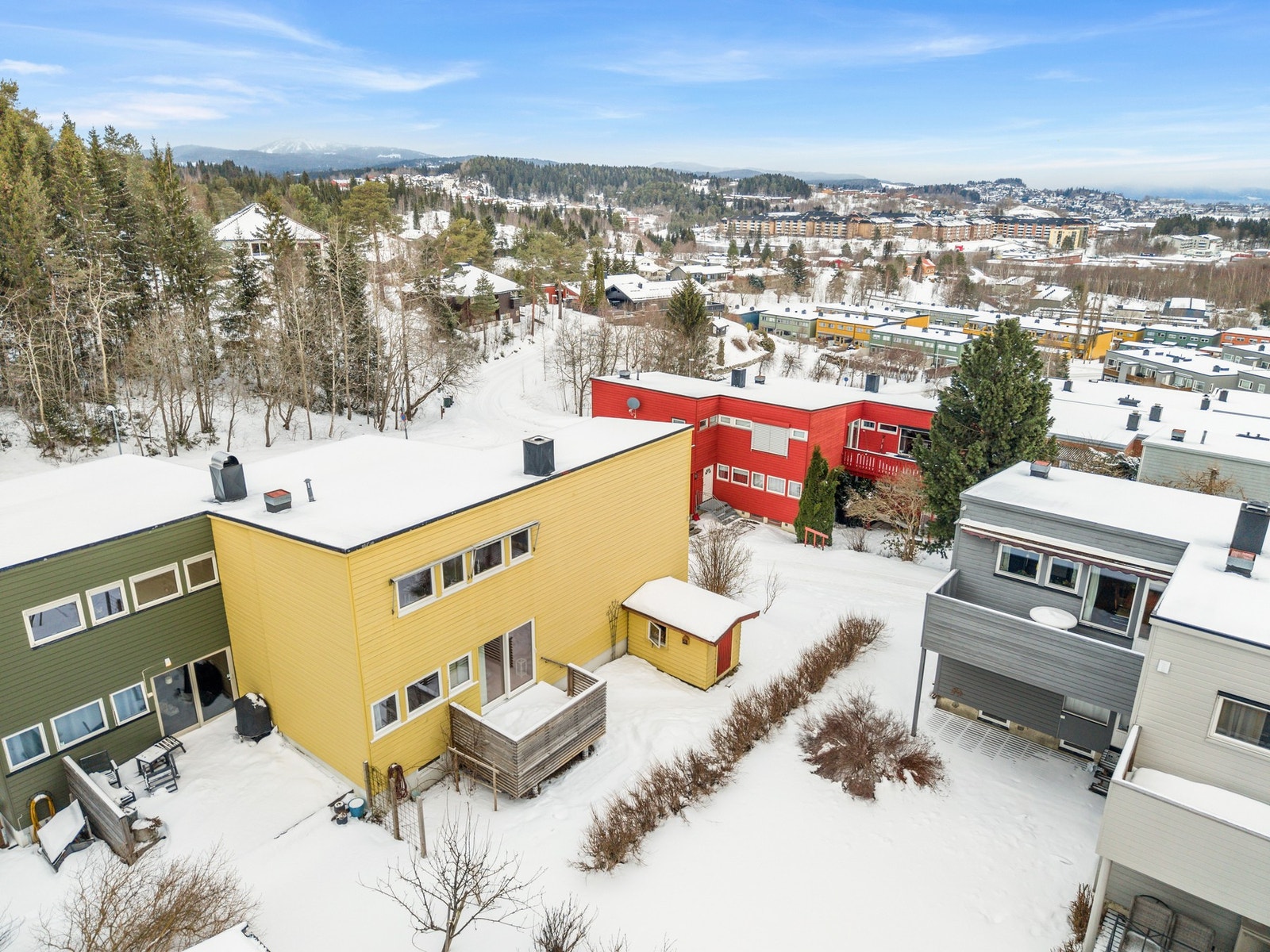 Eiendommen har fin beliggenhet i et meget populært og etablert bomiljø på Huseby. Galleribilde