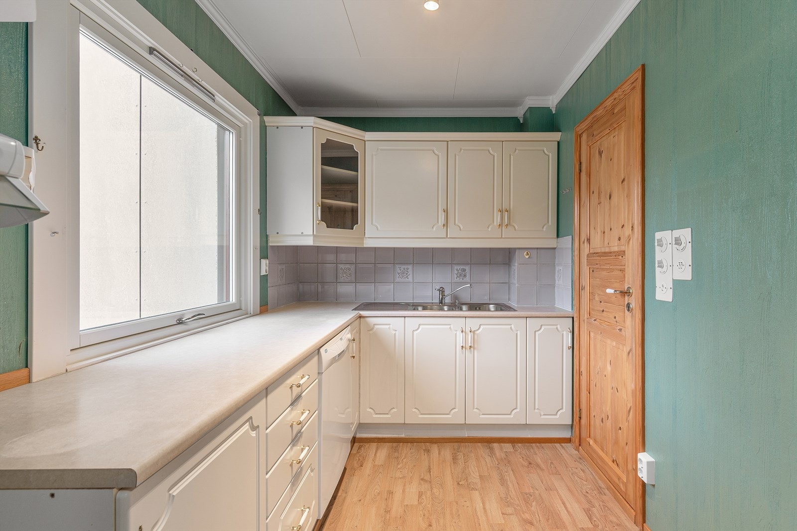 Kjøkken har god skap- og benkeplass. Galleribilde