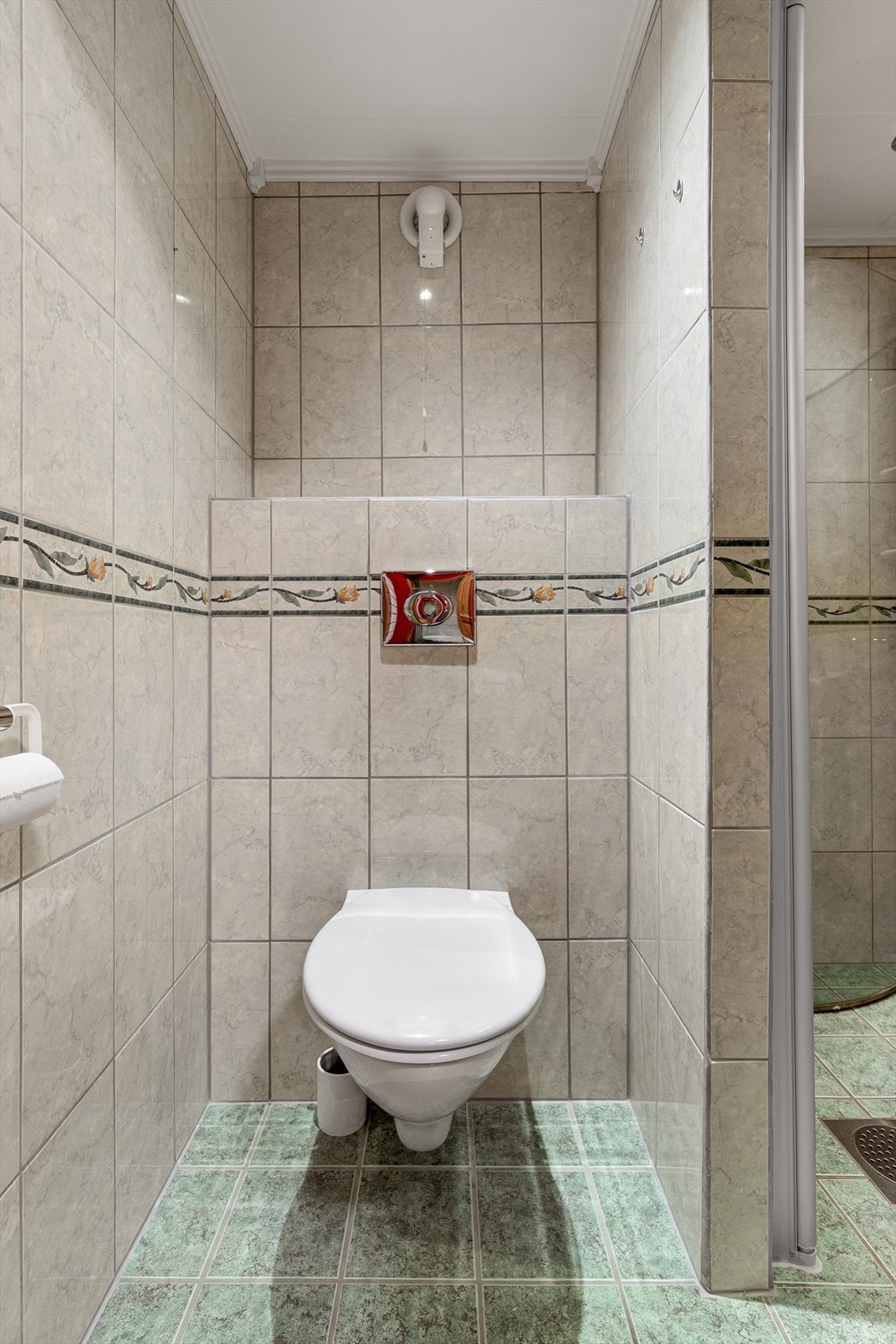 Eldre bad utstyrt med toalett, dusjhjørne og servant. Galleribilde