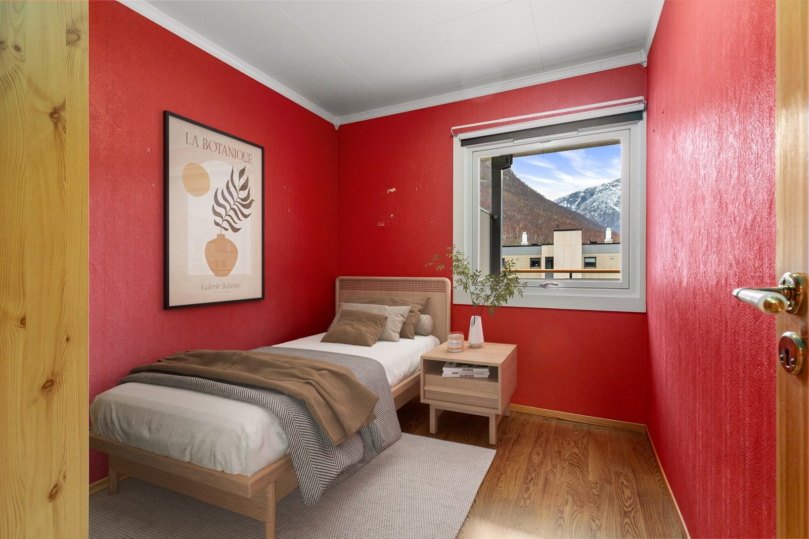 To soverom av lik størrelse med plass til seng og skap. Galleribilde