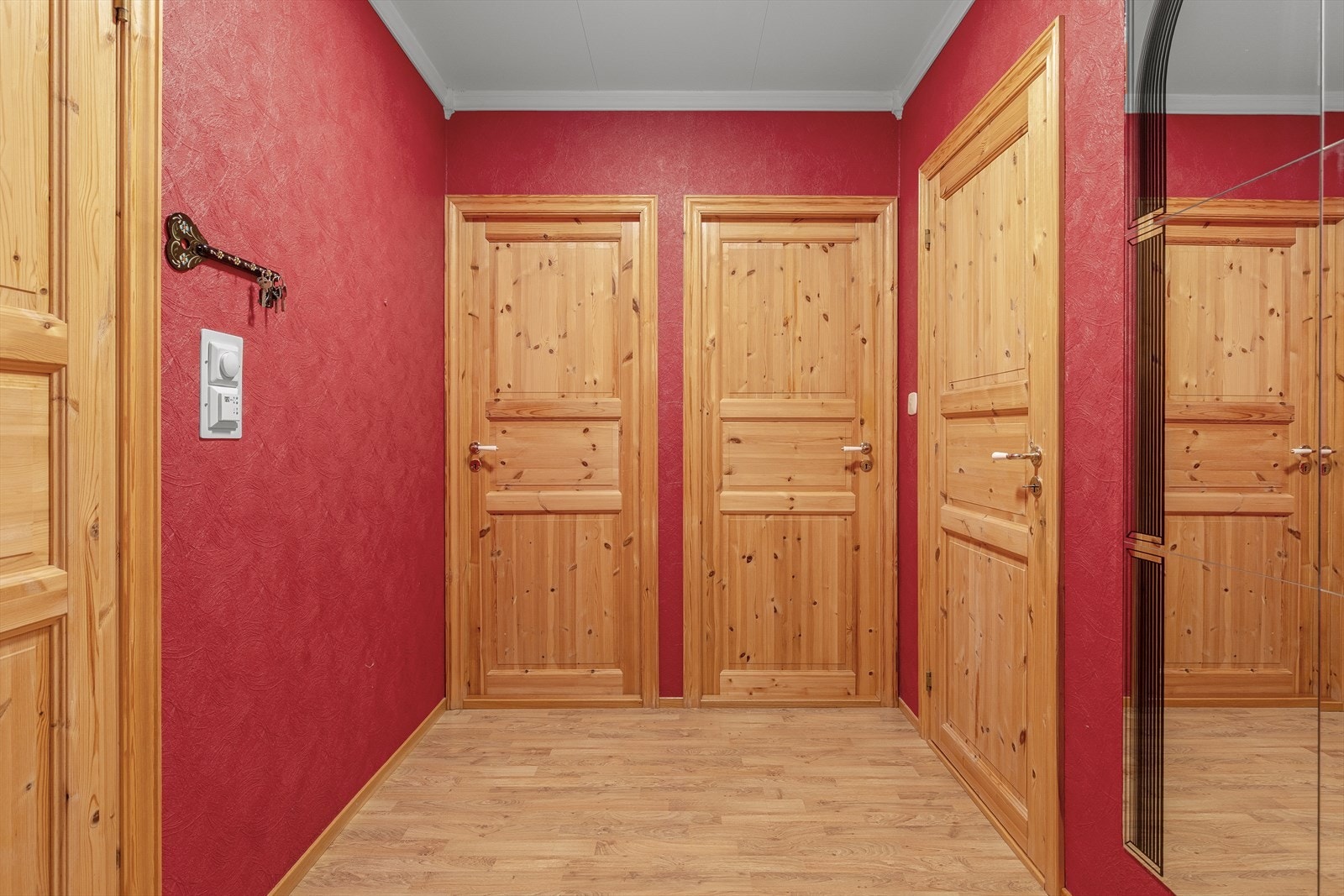 Frå gangen er det tilkomst til to soverom, bad og garderobe. Galleribilde