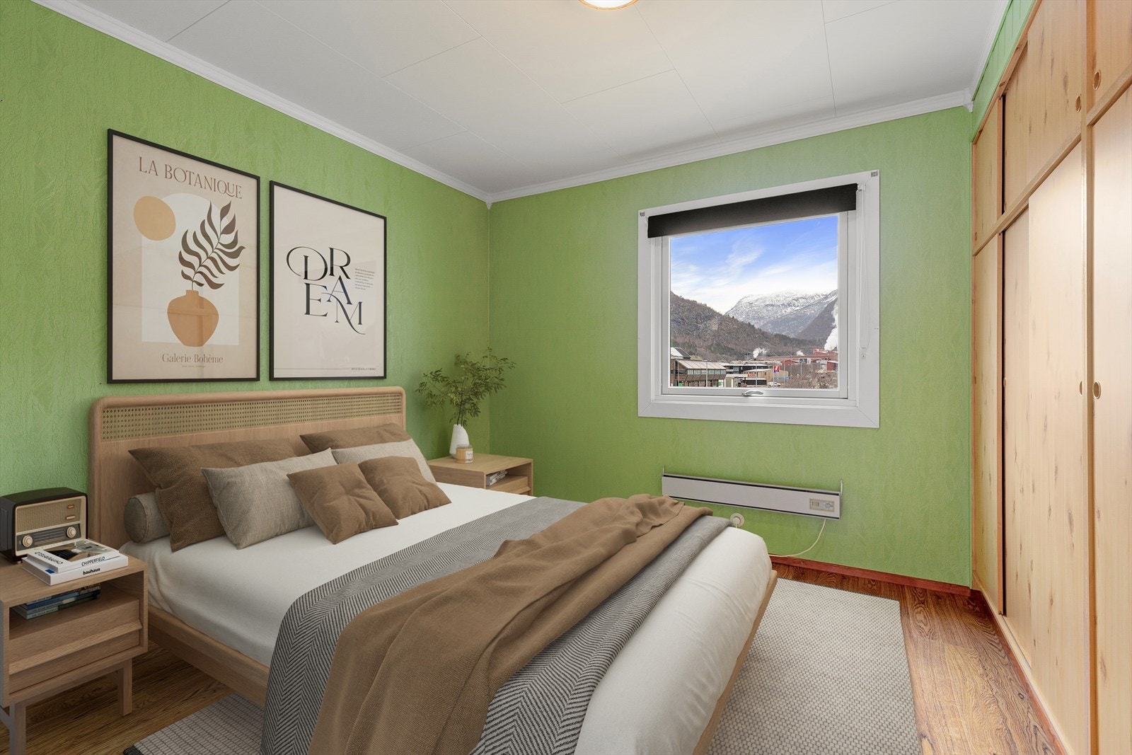 Hovudsoverom med god plass til seng og oppbevaring i plassbygde skap. Galleribilde