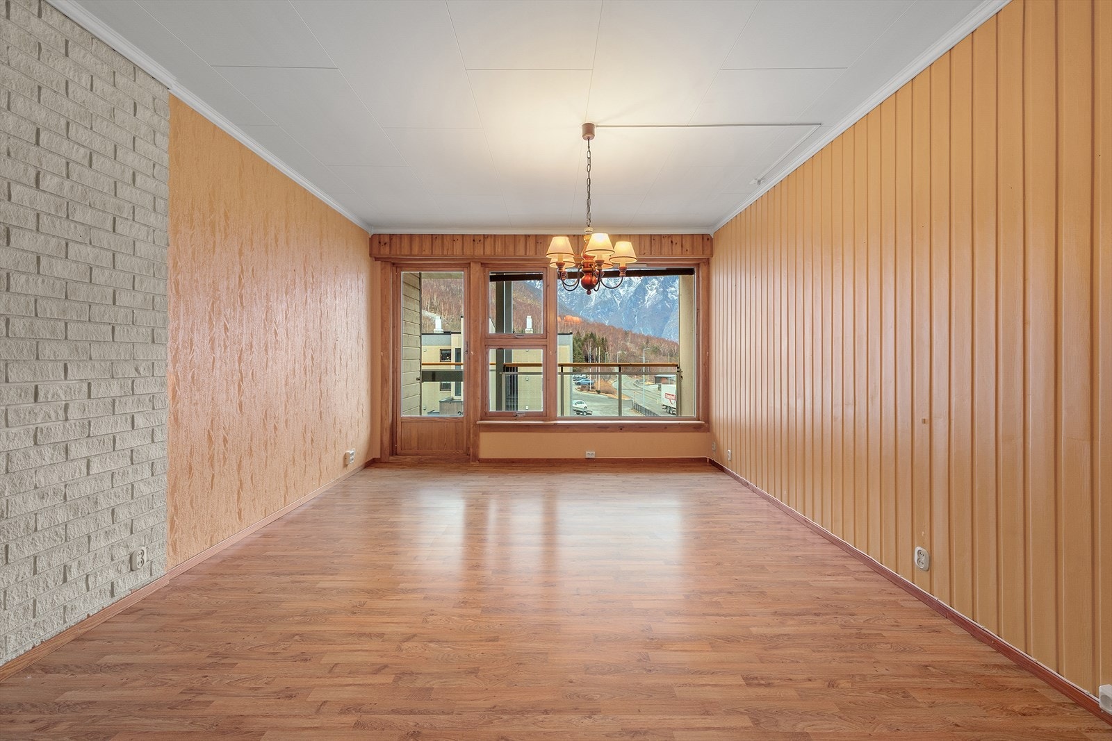 Bustaden har noko behov for renovering, og her kan du sette ditt eige preg! Galleribilde