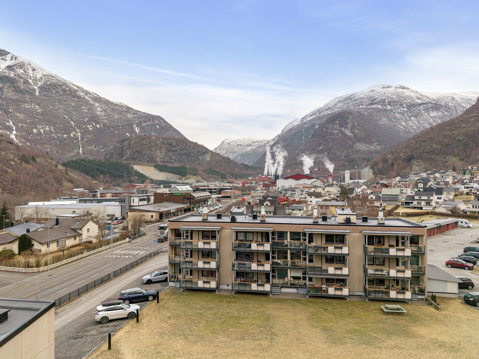 Leilegheita ligg fint til i Vee-sletta burettslag der du kan bu i rolege omgivelsar, med sentral beliggenheit og kort veg til "alt"! Galleribilde