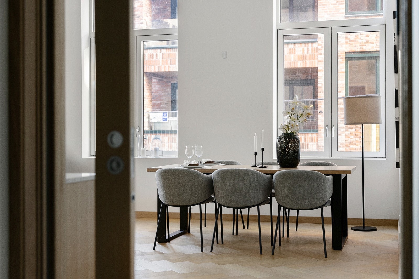 Alle dører og lister er er oppgradert i heltre eik. Galleribilde