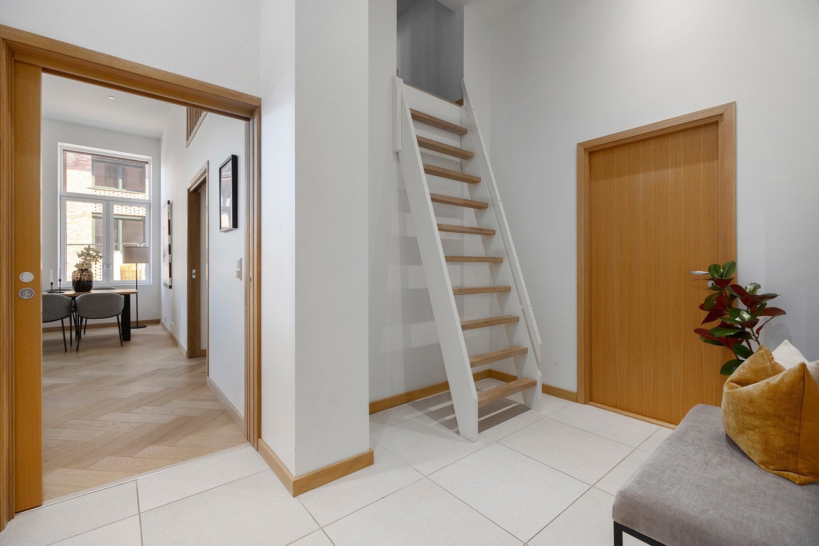 Leilighetens mest særegne kvaliteter er hemsen, med adkomst via trappestige fra entréen. Galleribilde