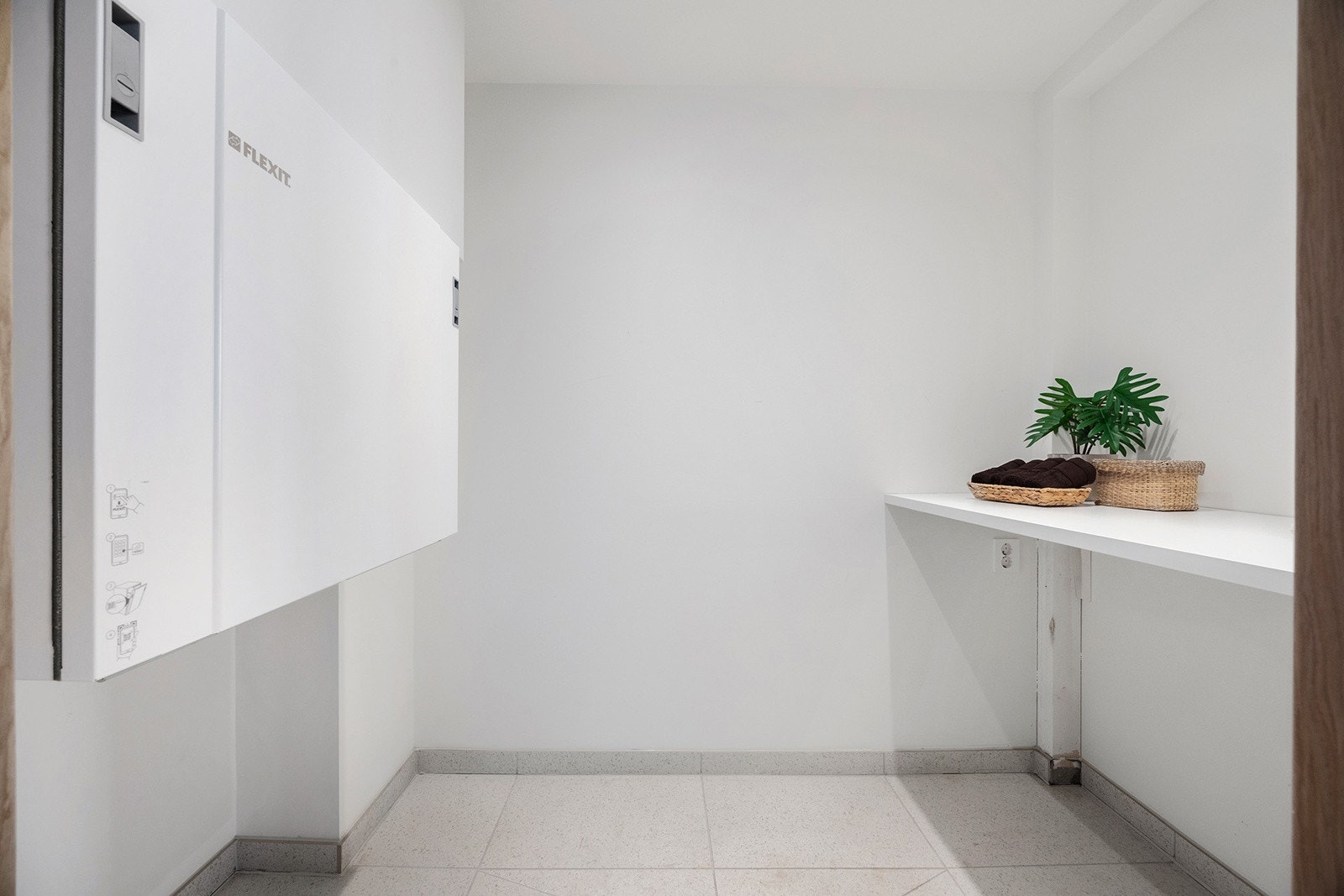 Vaskerommet har en vegg til vegg benkeplate med opplegg for vaskemaskin/tørketrommel og aggregat for balansert ventilasjon. Galleribilde