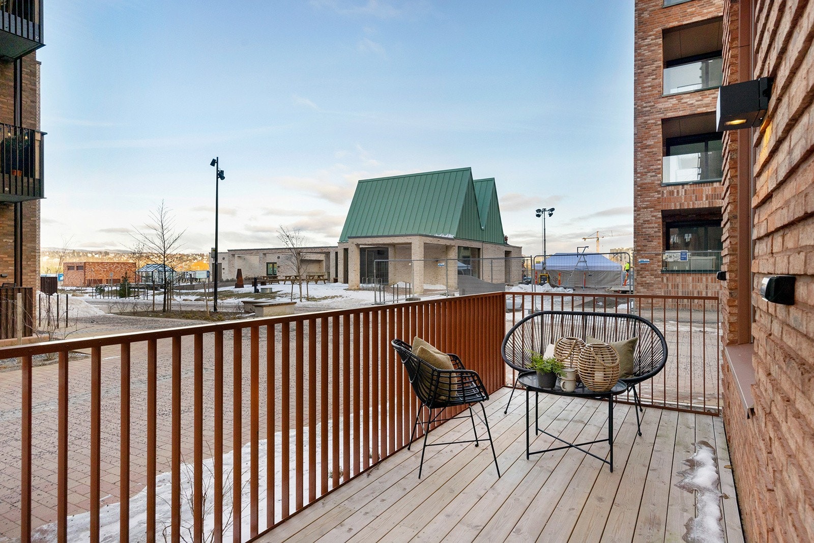 Terrassen har utvendig belysning og strømuttak. Terrassen har god plass til utemøbler og grill. Galleribilde