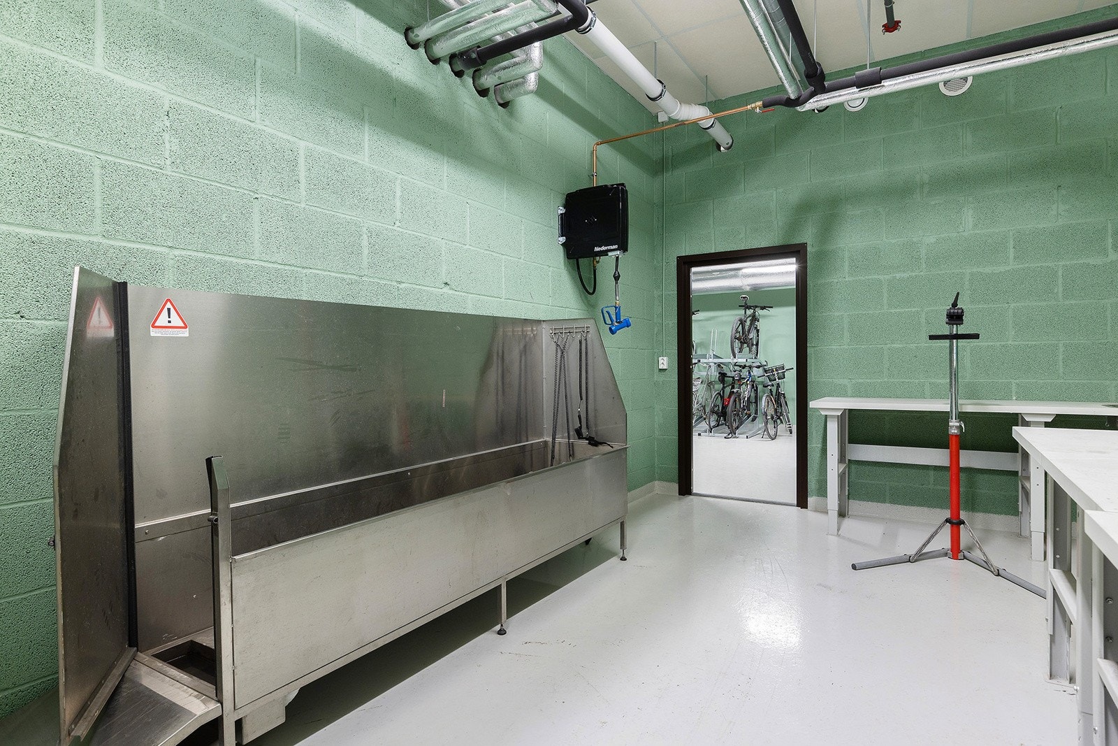 Her er det etablert sykkelvask og arbeidsbenker. Galleribilde