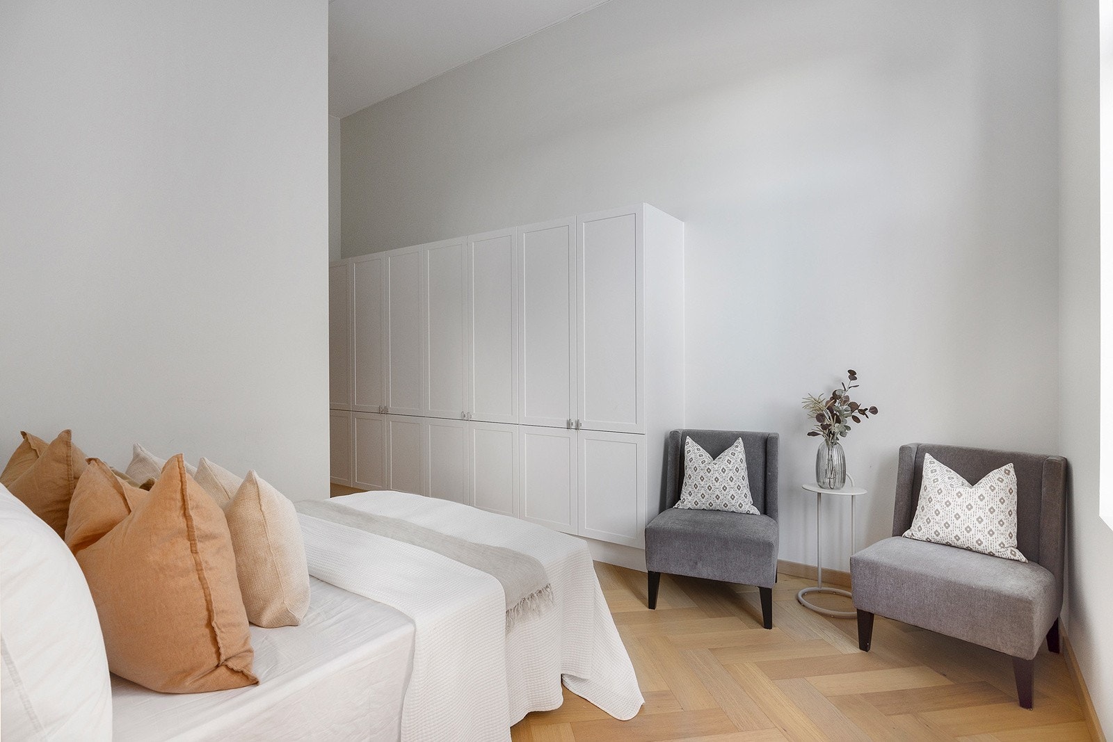 Det er etablert garderobeskap på rommet som blir stående til neste eier. Galleribilde