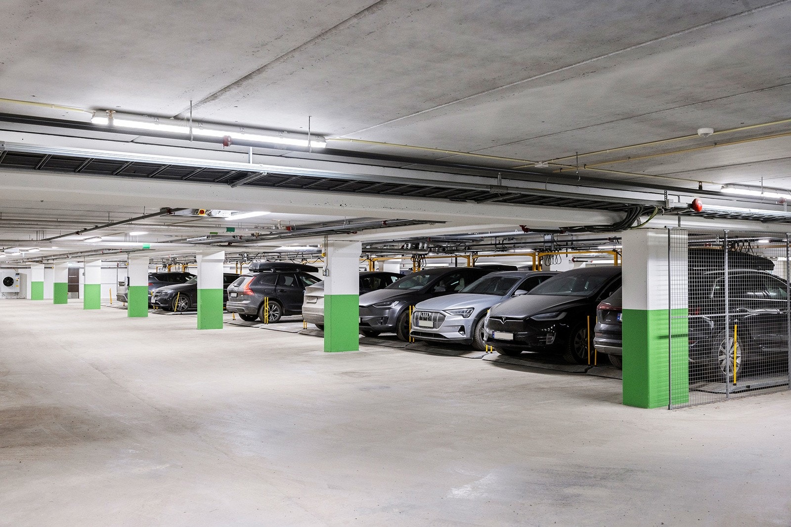 Det medfølge en stk parkeringsplass i tilknyttet garasjeanlegg med boligen. Parkeringsplassen er omsettelig og befinner seg i flåtesystem. Galleribilde