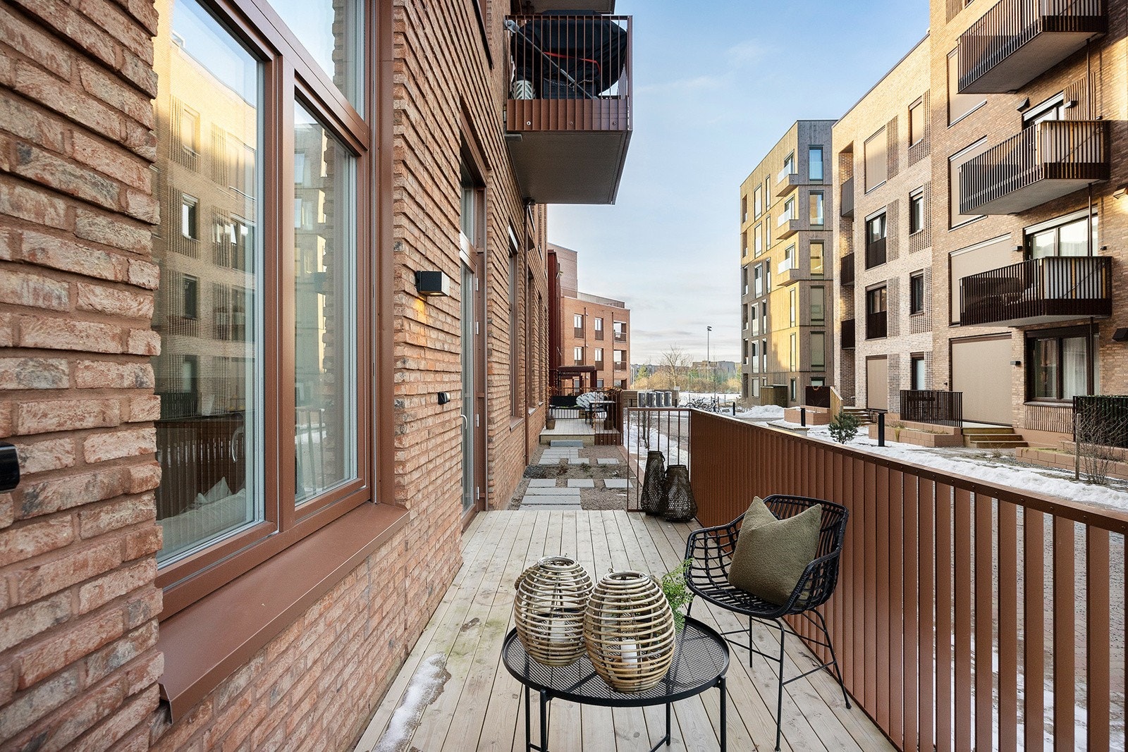 Fra stuen er det utgang til terrasse på ca. 11 m² med hovedretning orientert mot nordvest. Galleribilde