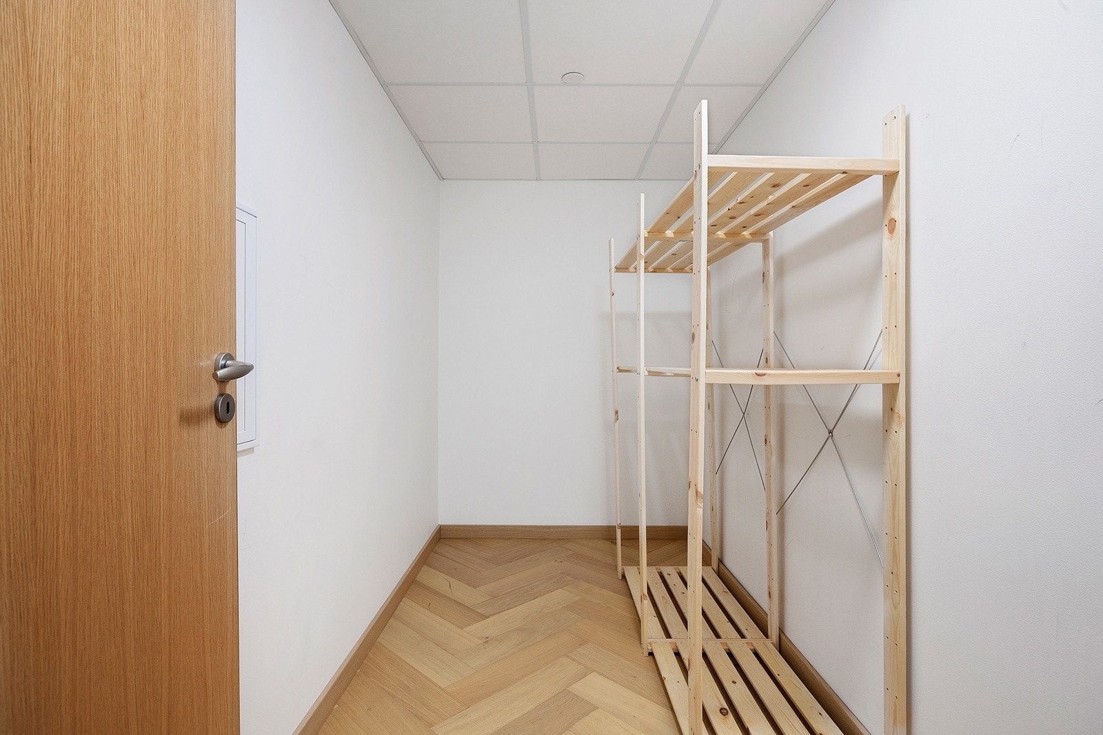 I tilknytning til entréen er det en innvendig bod med rikelig plass, godt egnet for garderobeløsning eller generell oppbevaring. Galleribilde