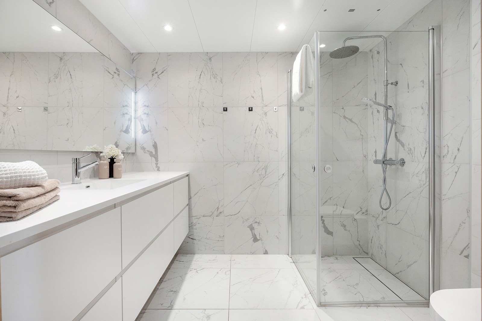 Hovedbad i god størrelse med delikate fliser og vannbåren gulvvarme og downlights i himling. Galleribilde