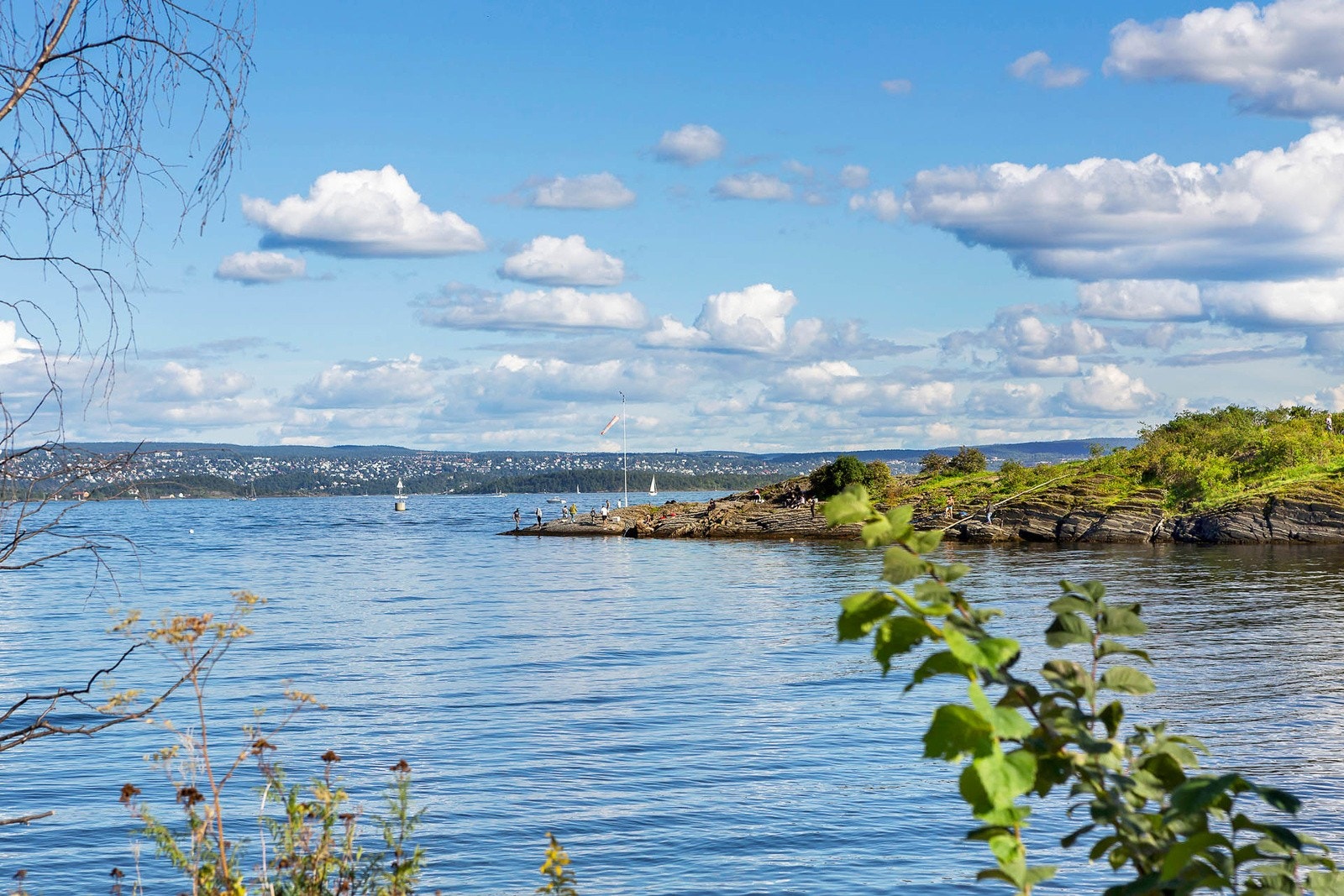 Med Lysakerfjorden kun en kort spasertur fra boligen ligger alt til rette for bading og et aktivt liv ved fjorden. Galleribilde
