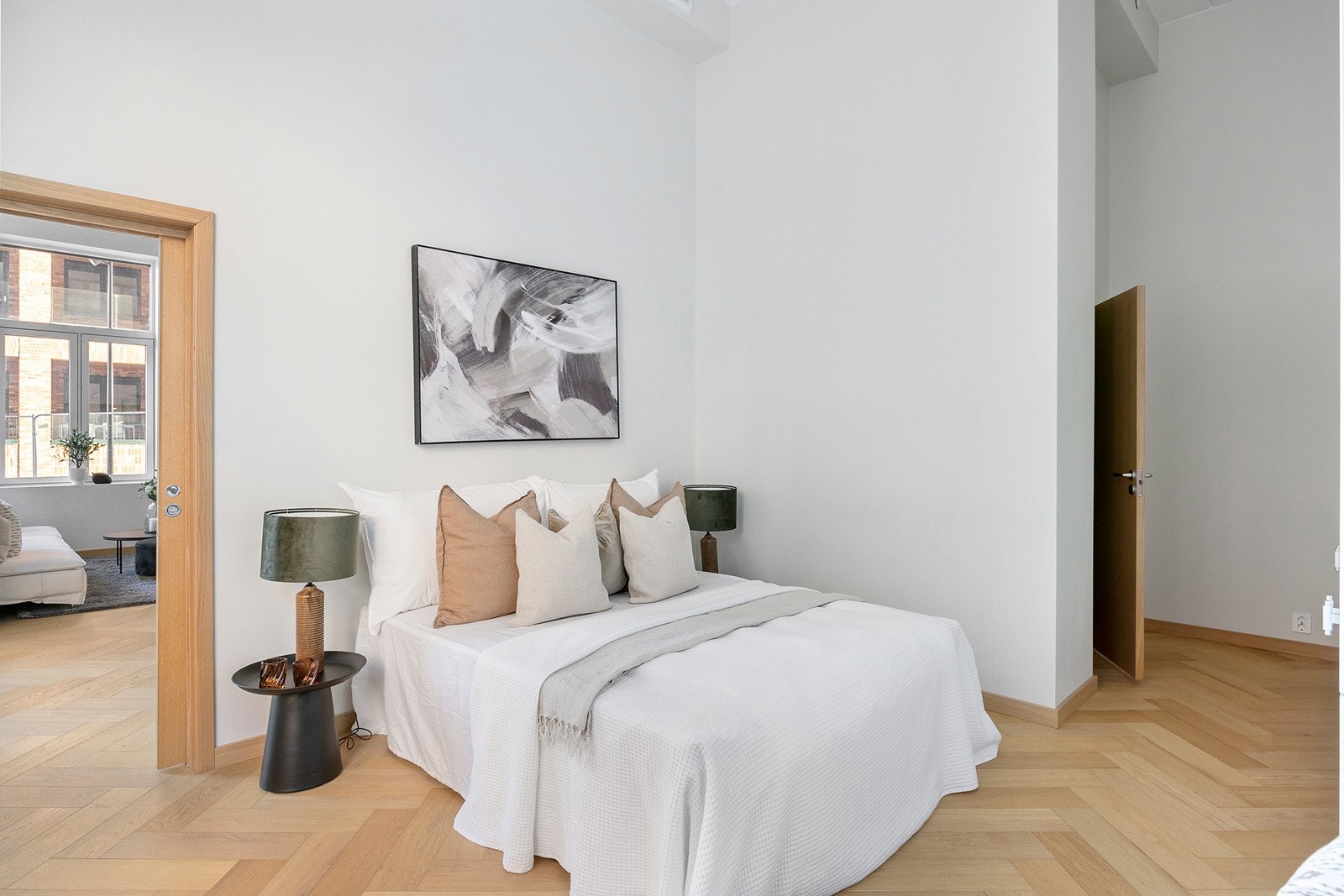 Leilighetens hovedsoverom innehar den samme takhøyden, og er av svært god størrelse. Galleribilde