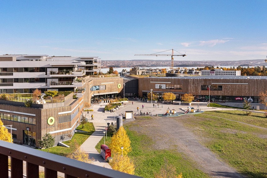 I umiddelbar nærhet fra boligen har du Fornebu S. Et kjøpesenter med dagligvarebutikker, jernvarehandel og det du måtte trenge av servicetilbud med blant annet MENY og Sats treningssenter. Galleribilde