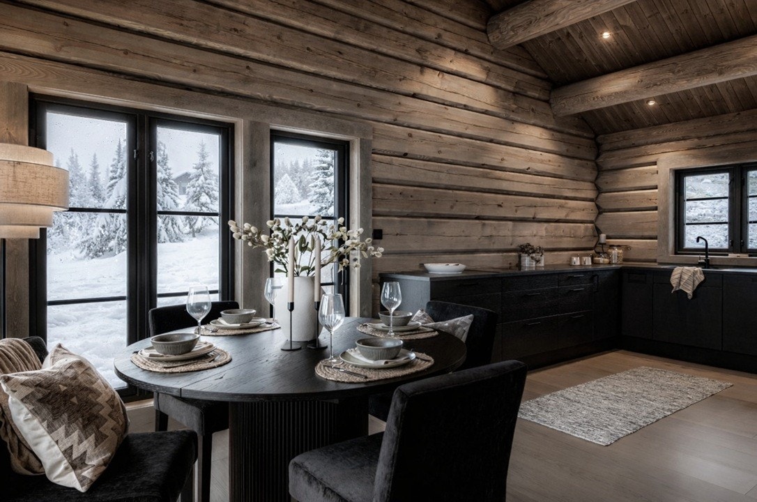 Moderne kjøkken med åpen løsning mot spisestue. Galleribilde