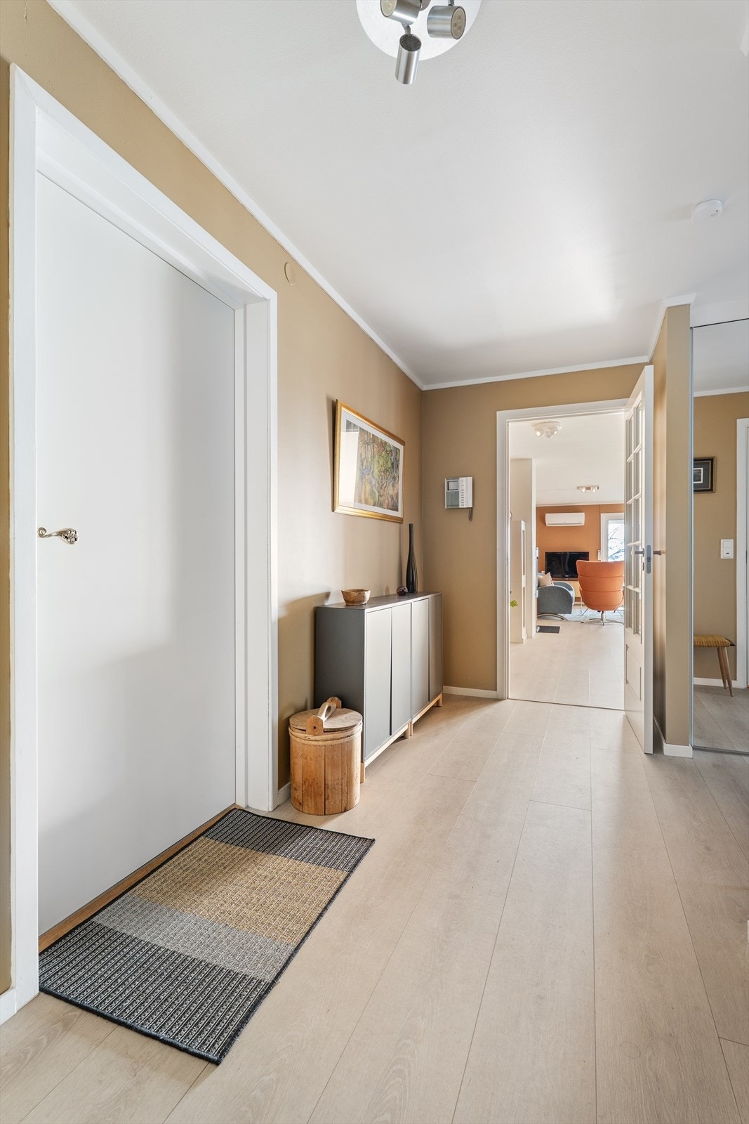 Entré/gang med skyvedørsgarderobe og plass til annet møblement. Galleribilde