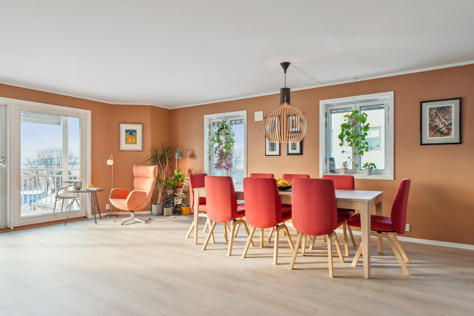 Det er god plass til stor spisegruppe som er i fin tilknytning til kjøkkenet. Galleribilde