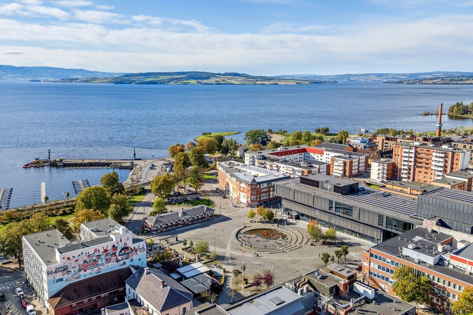 I Lille Strandgata 3 bor man midt i smørøyet med umiddelbar nærhet til bl.a. Kulturhuset, matbutikk, Mjøsa og gågata. Galleribilde