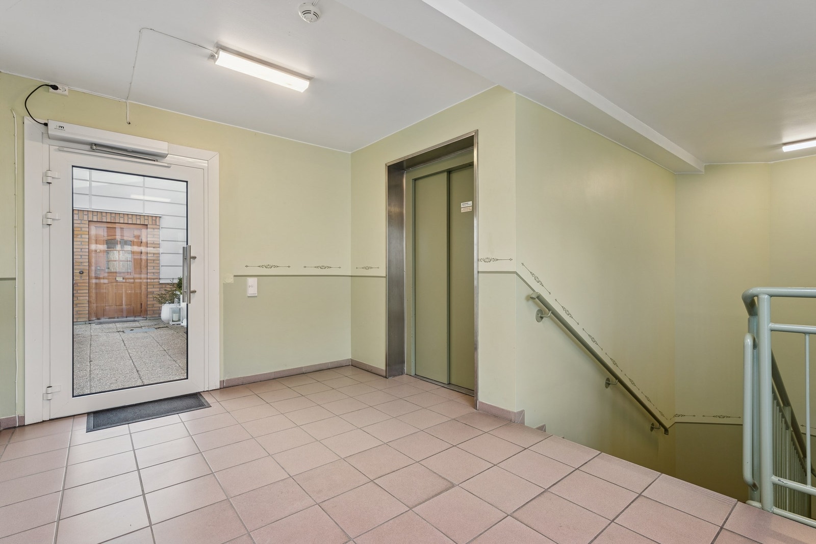 Adkomst til 4. etasje via heis og trapperom. Galleribilde
