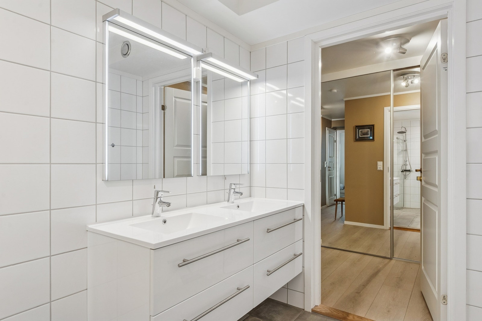 Delikat og funksjonelt baderom med tidløse farge- og materialvalg. Galleribilde