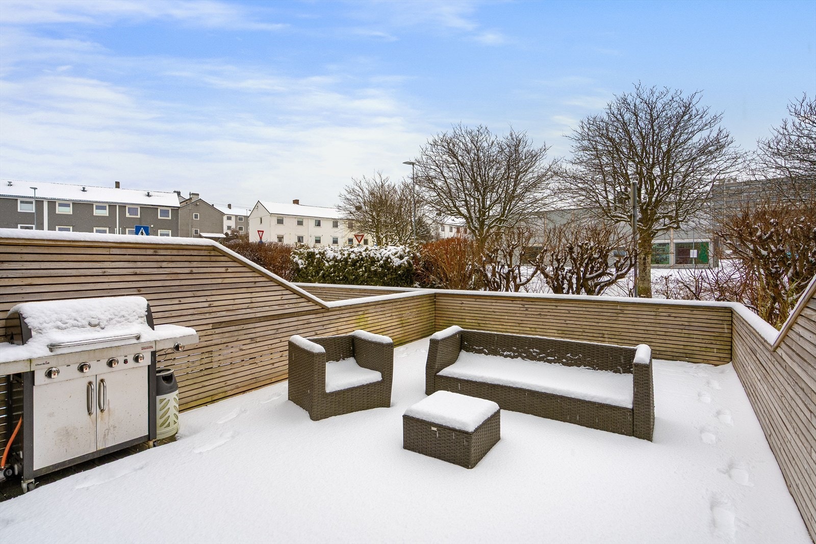 Terrassen er på hele 38 kvm og har en fin plassering i forhold til sol og ivaretar le for vindforhold. - Ny fra 2021. Galleribilde