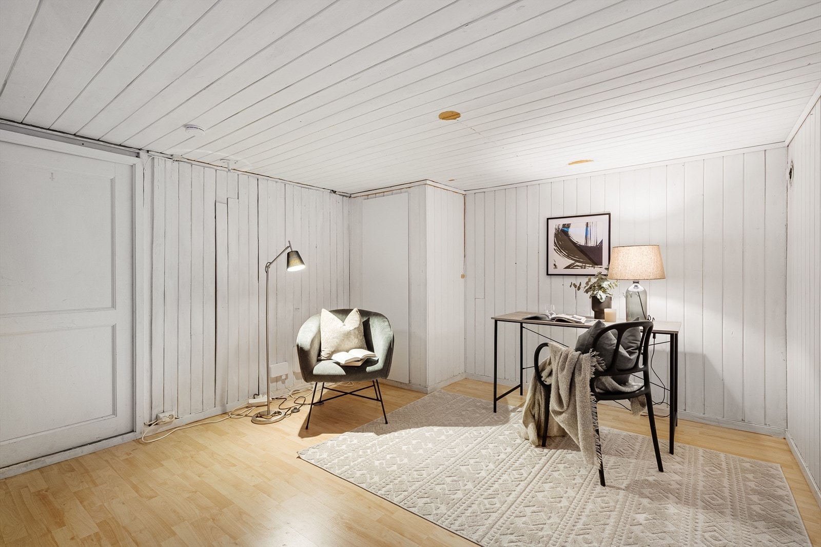 Deler av kjelleren er innredet som en kjellerstue. Det gjørs oppmerksom på at rommet i underetasjen som er innredet som kjellerstue ikke er godkjent til varig opphold. Ny eier påtar seg risikoen med dette. Galleribilde