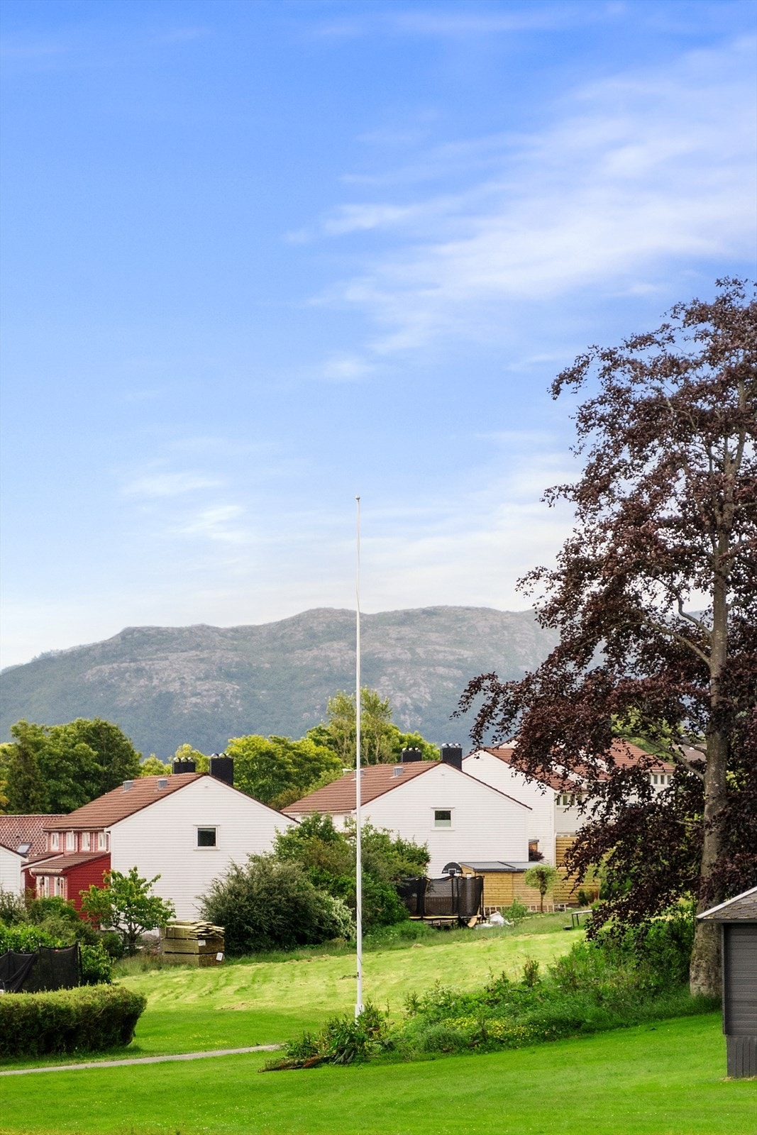 Man også tilgang på et felles bilfritt tun som gjør at barna kan leke i trygge omgivelser Galleribilde