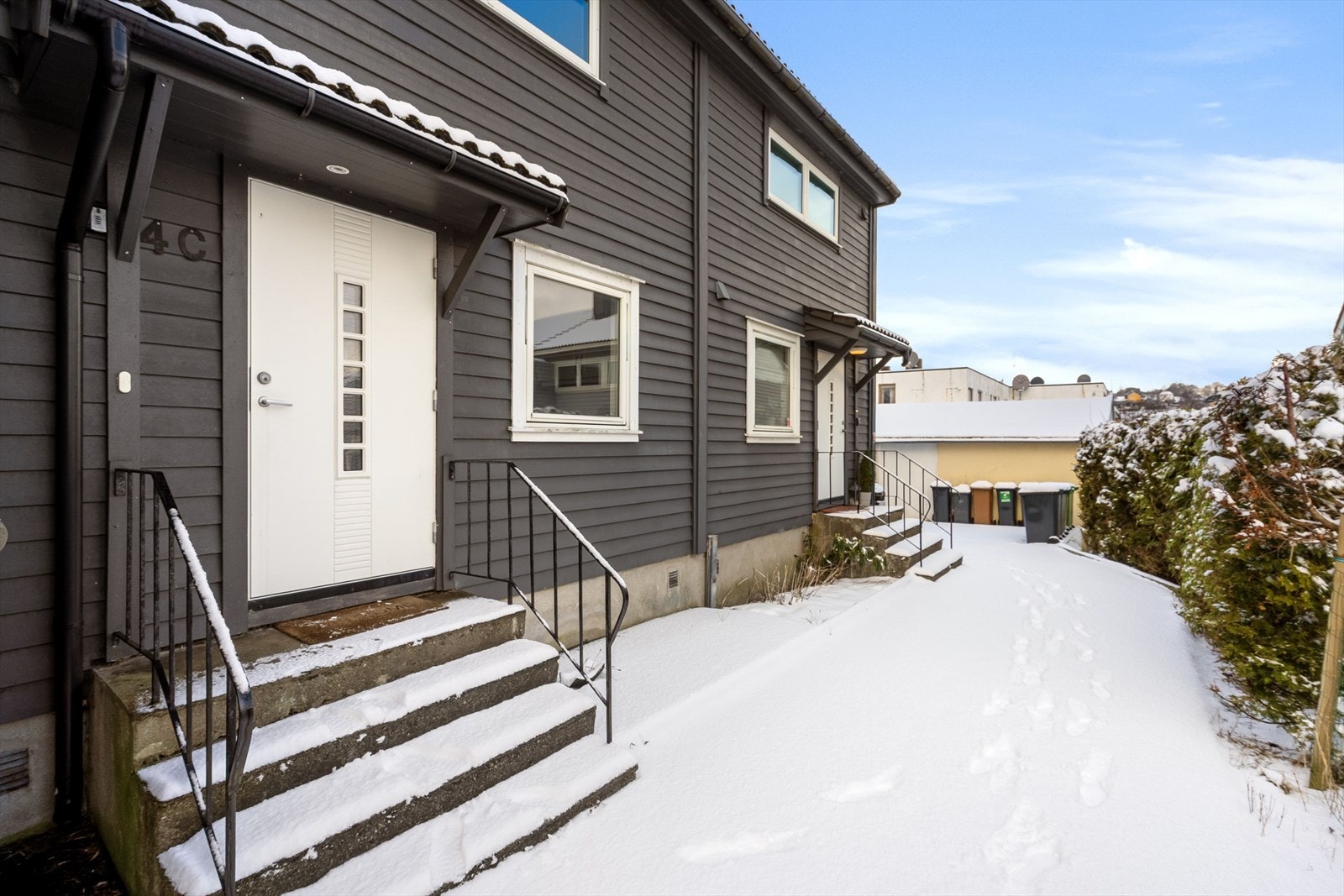 Biloppstillingsplass til 1 bil på fellest tomt. Ellers soneparkering i området. Galleribilde