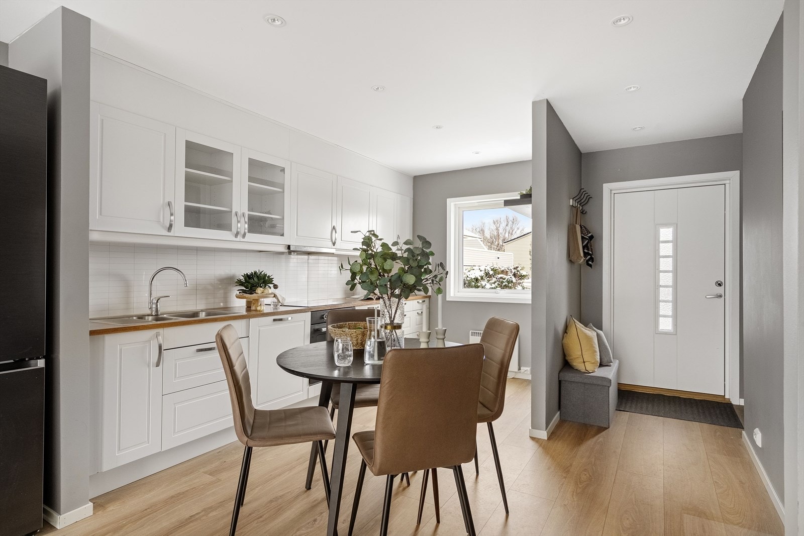 Kjøkkendelen er påkostet i 2012 og er et pent bidrag til resten av rommet. Galleribilde