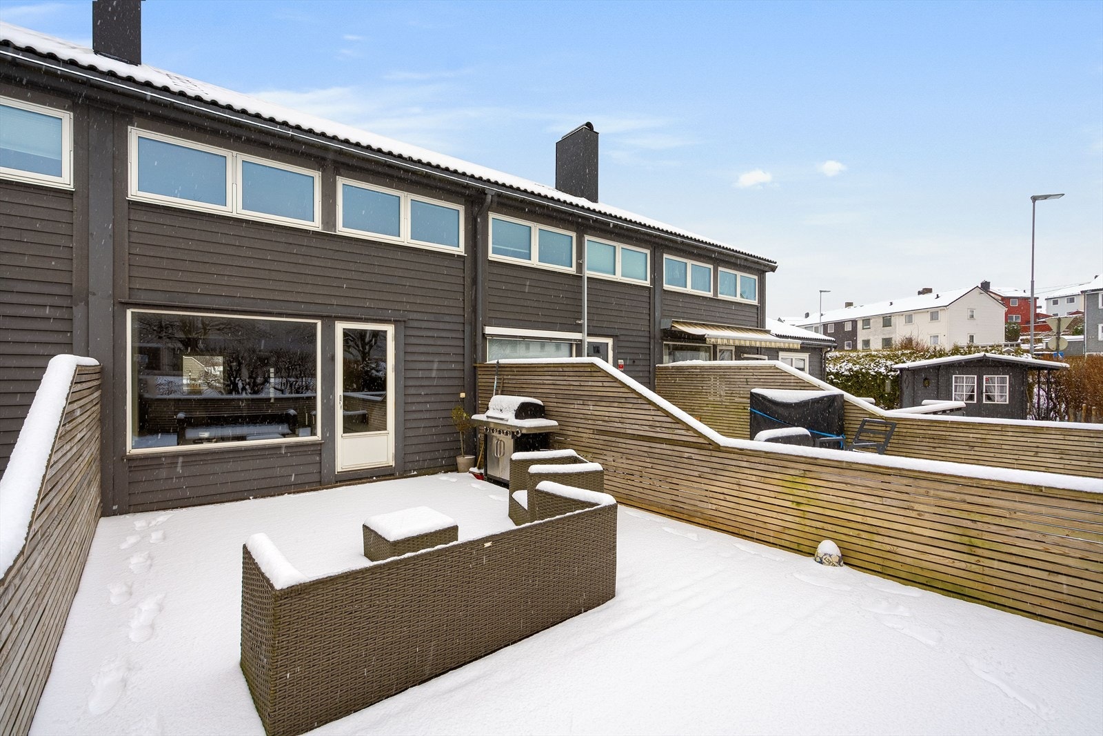 Boligen kombinerer moderne oppgraderinger med en praktisk planløsning som passer både familier og par. Galleribilde