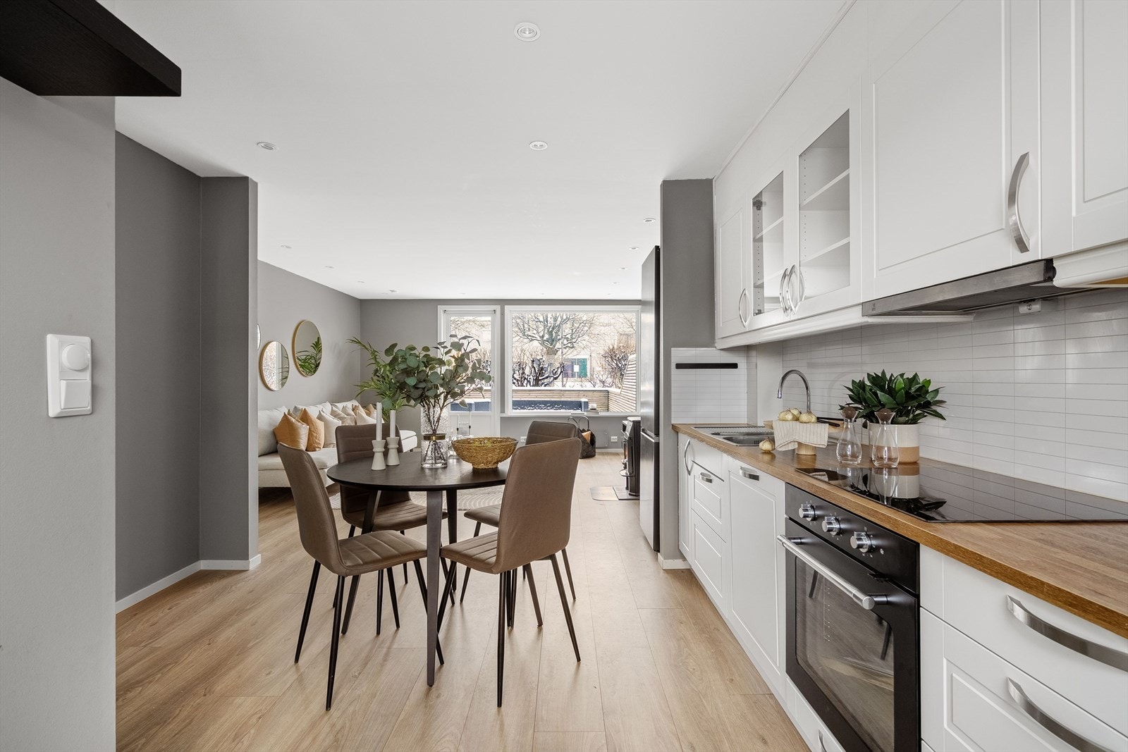 I forlengelsen av kjøkkenet finner du tilhørende spiseplass som gir et herlig sted for raske morgenfrokoster. Galleribilde