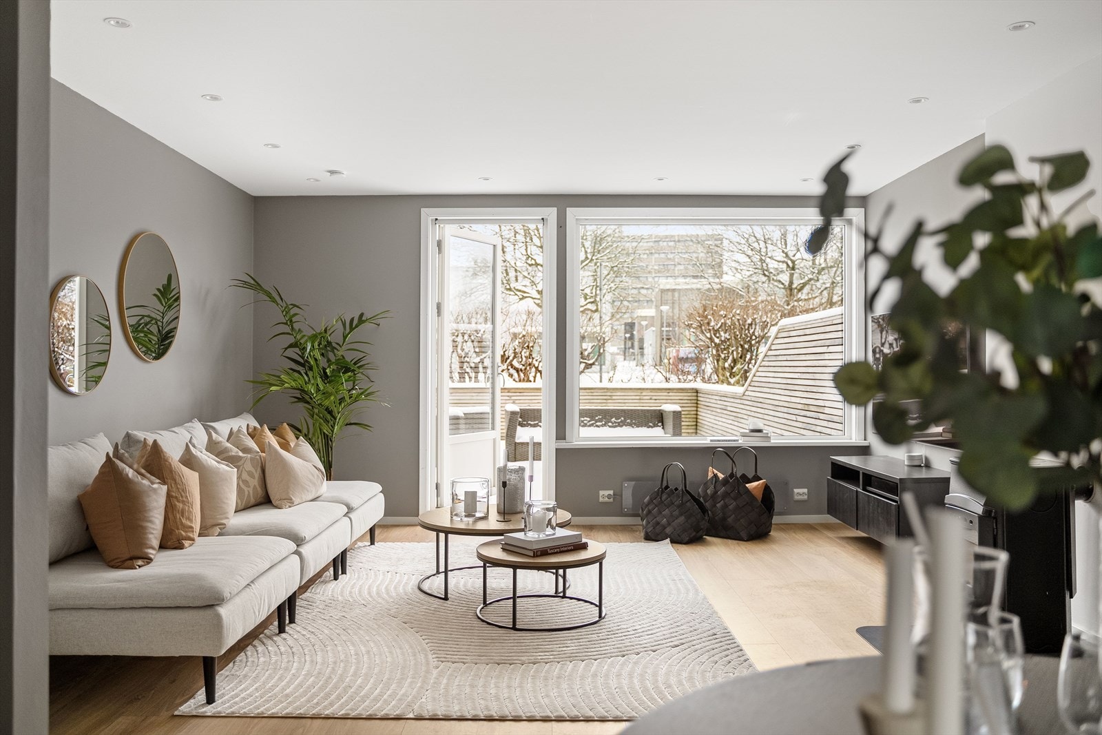 Her er det god plass til en sofagruppe og et spisebord med sitteplass for mange. Galleribilde