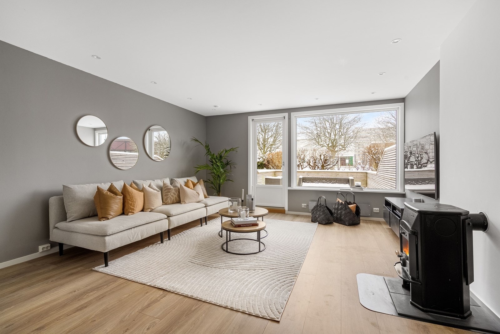 En gjennomgående sosial sone utgjør arealet på første plan og fyller rollen som et stort felles samlingsrom for familien. Galleribilde