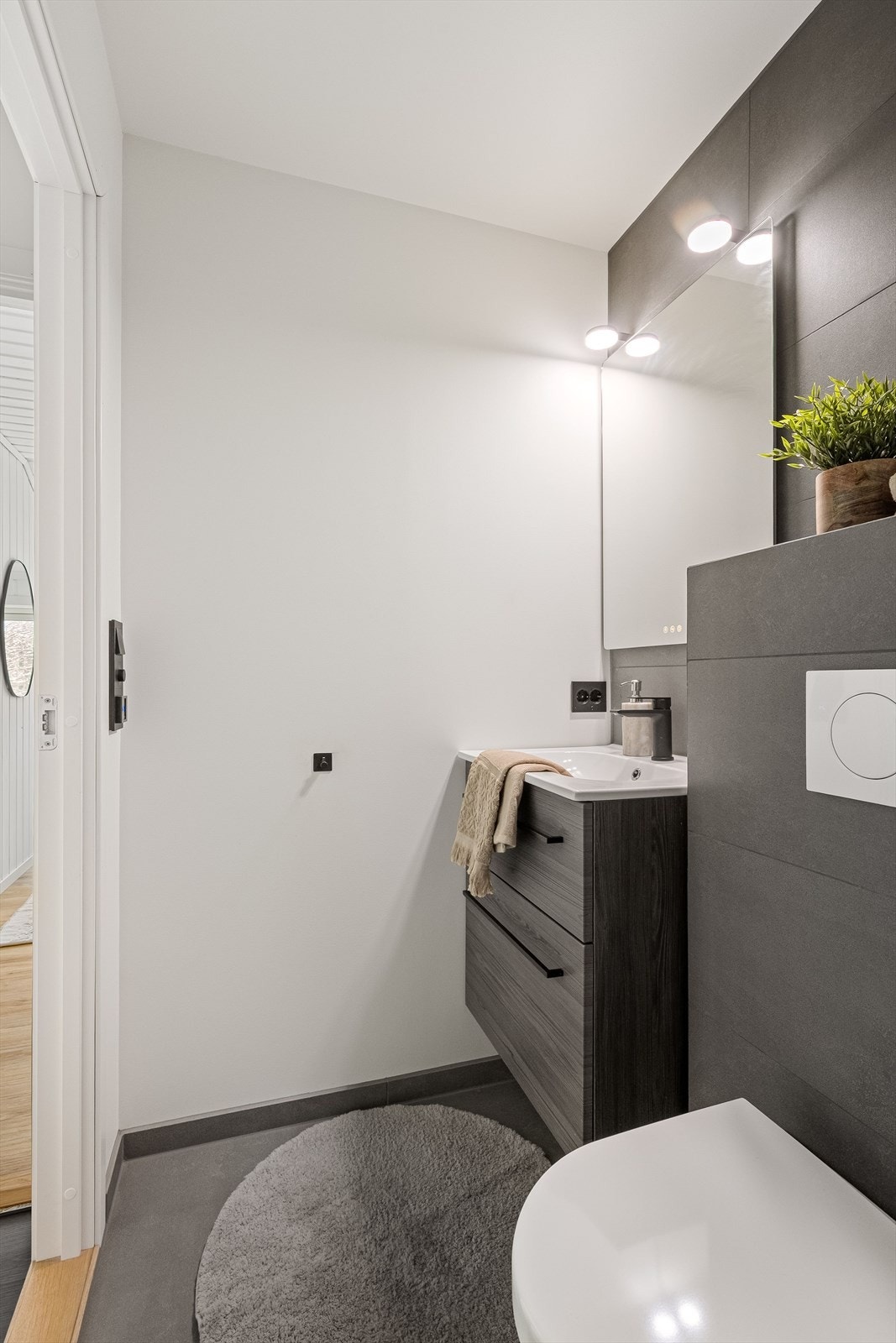 Badet er lett tilgjengelig fra alle soverom i denne etasjen. Galleribilde