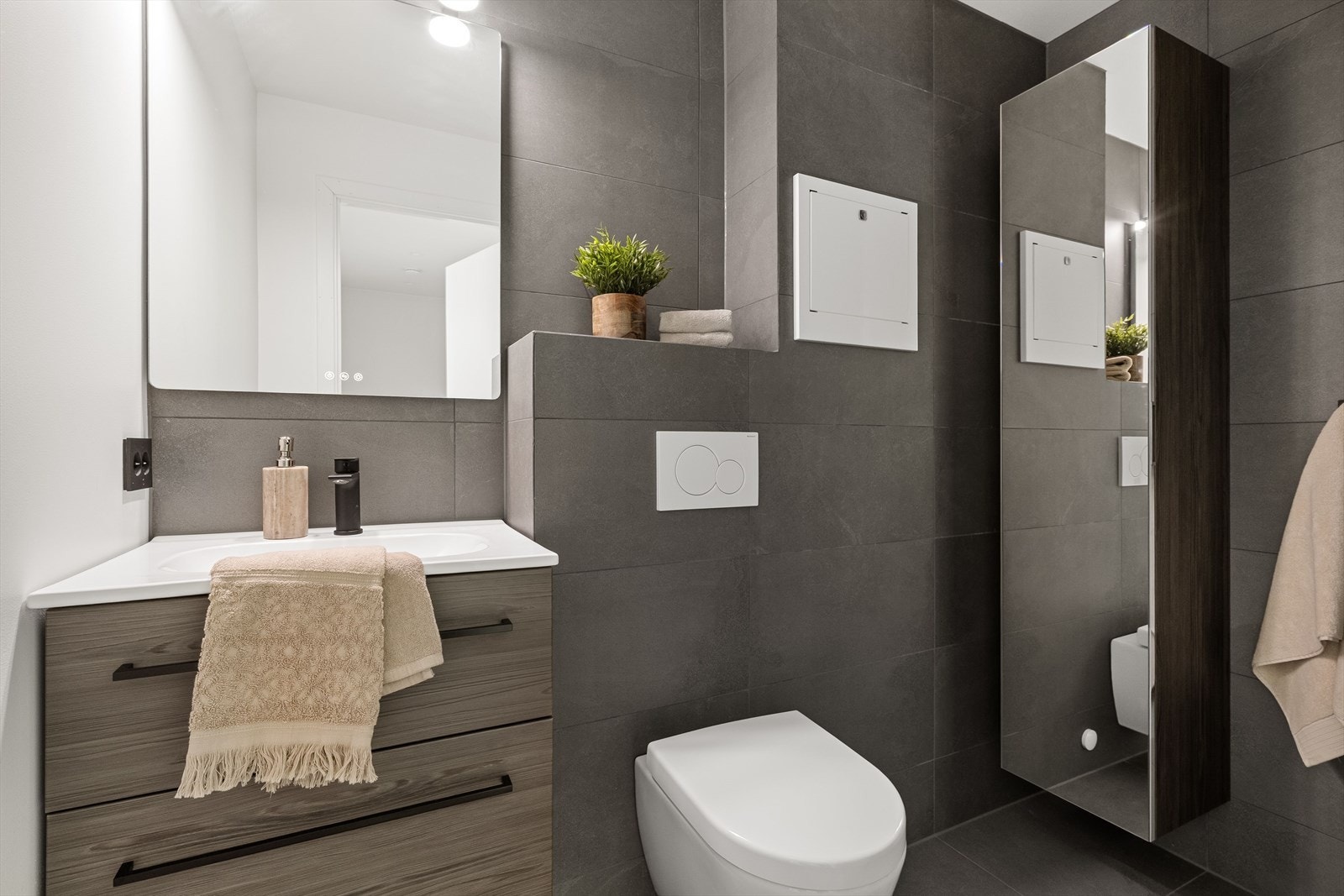 Badet ble renovert i 2022 av Sig Halvorsen AS med mørke fliser på gulv med varmekabler og fliser på vegg. Galleribilde