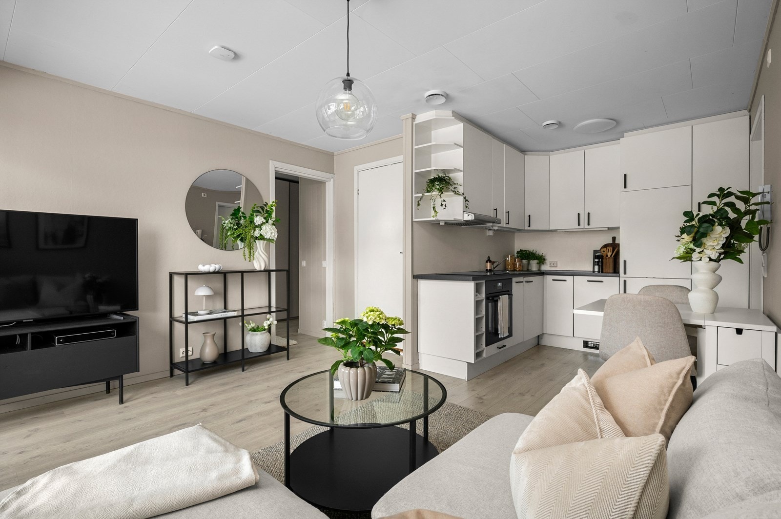 Leiligheten er gjennomgående malt i lyse og tidsriktige farger. Galleribilde