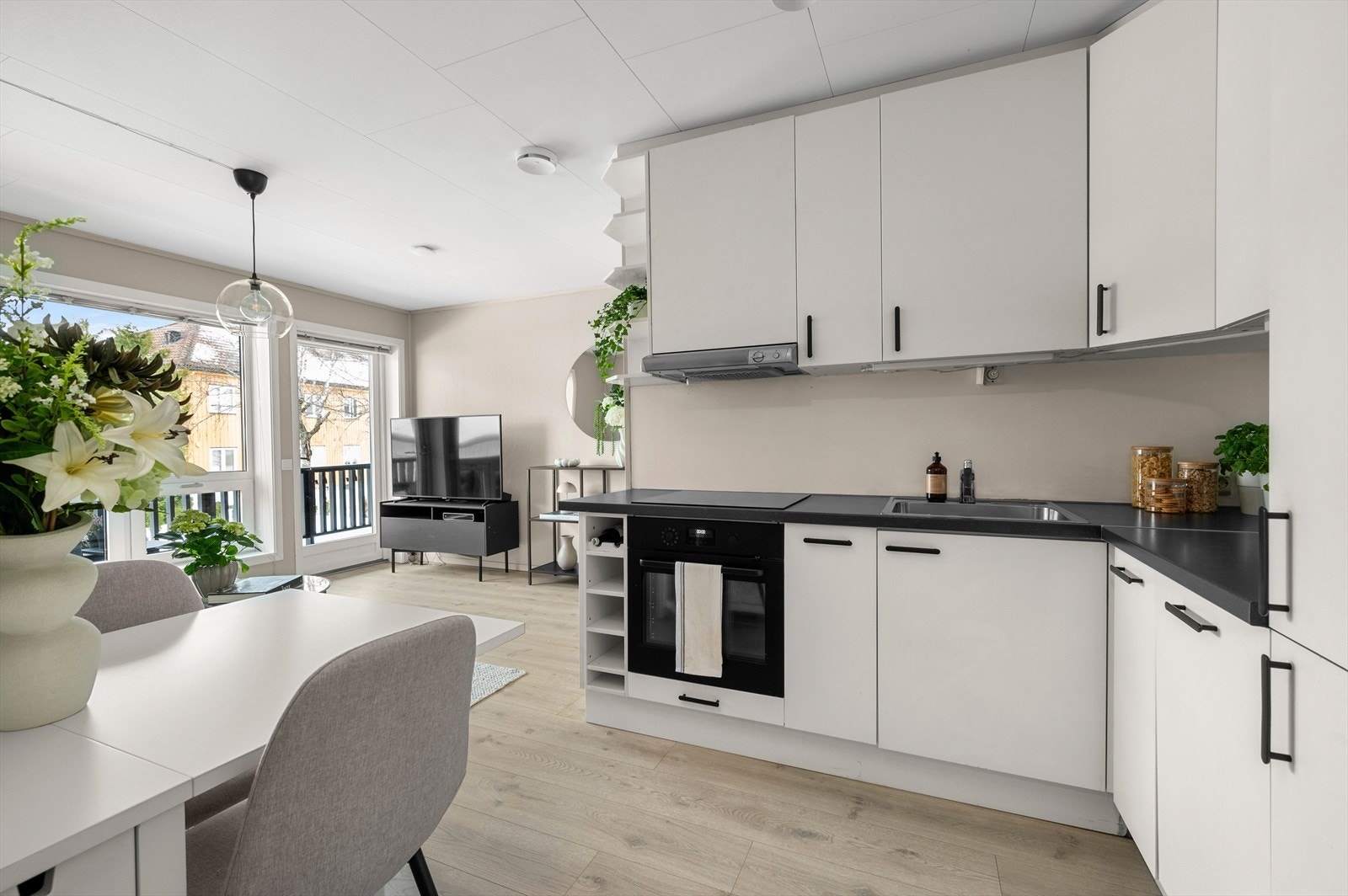 Kjøkkenet har integrerte hvitevarer som platetopp, stekeovn og oppvaskmaskin. Galleribilde