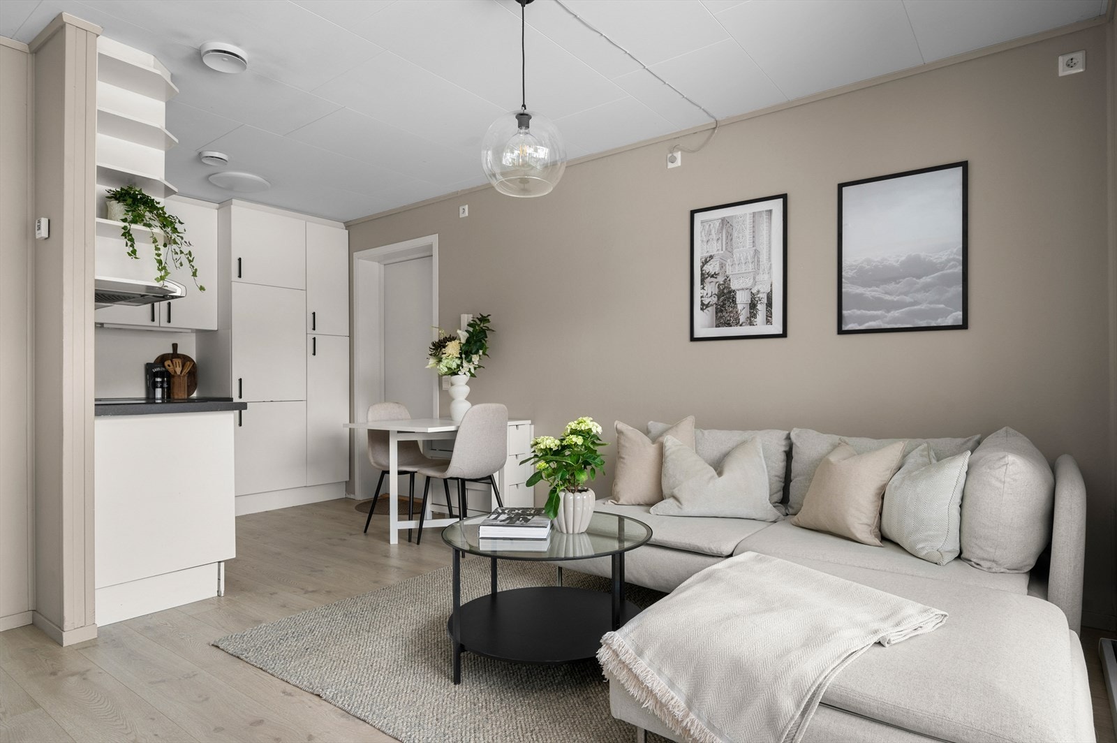 Leiligheten har åpen stue- og kjøkkenløsning på hele 19 m². Her er det god plass til både sofagruppe og spisebord. Galleribilde