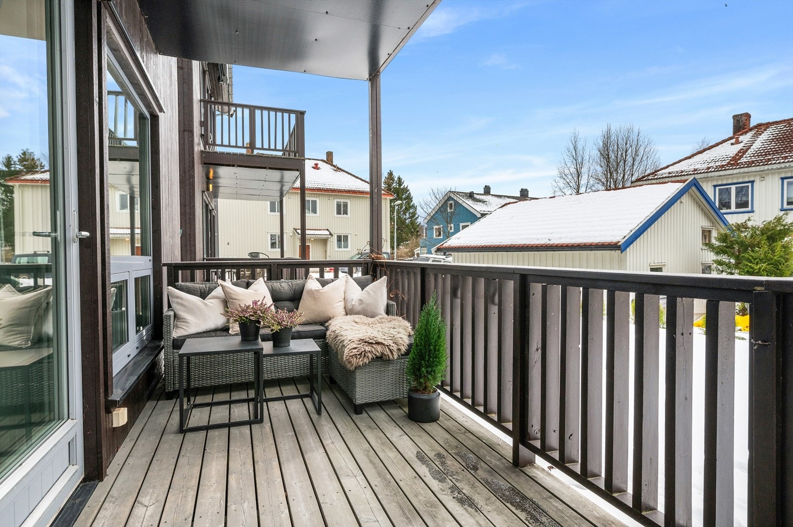 Terrassen måler 8 m² med direkte adgang til hagen. Terrassen har ettermiddags og kveldssol. Galleribilde